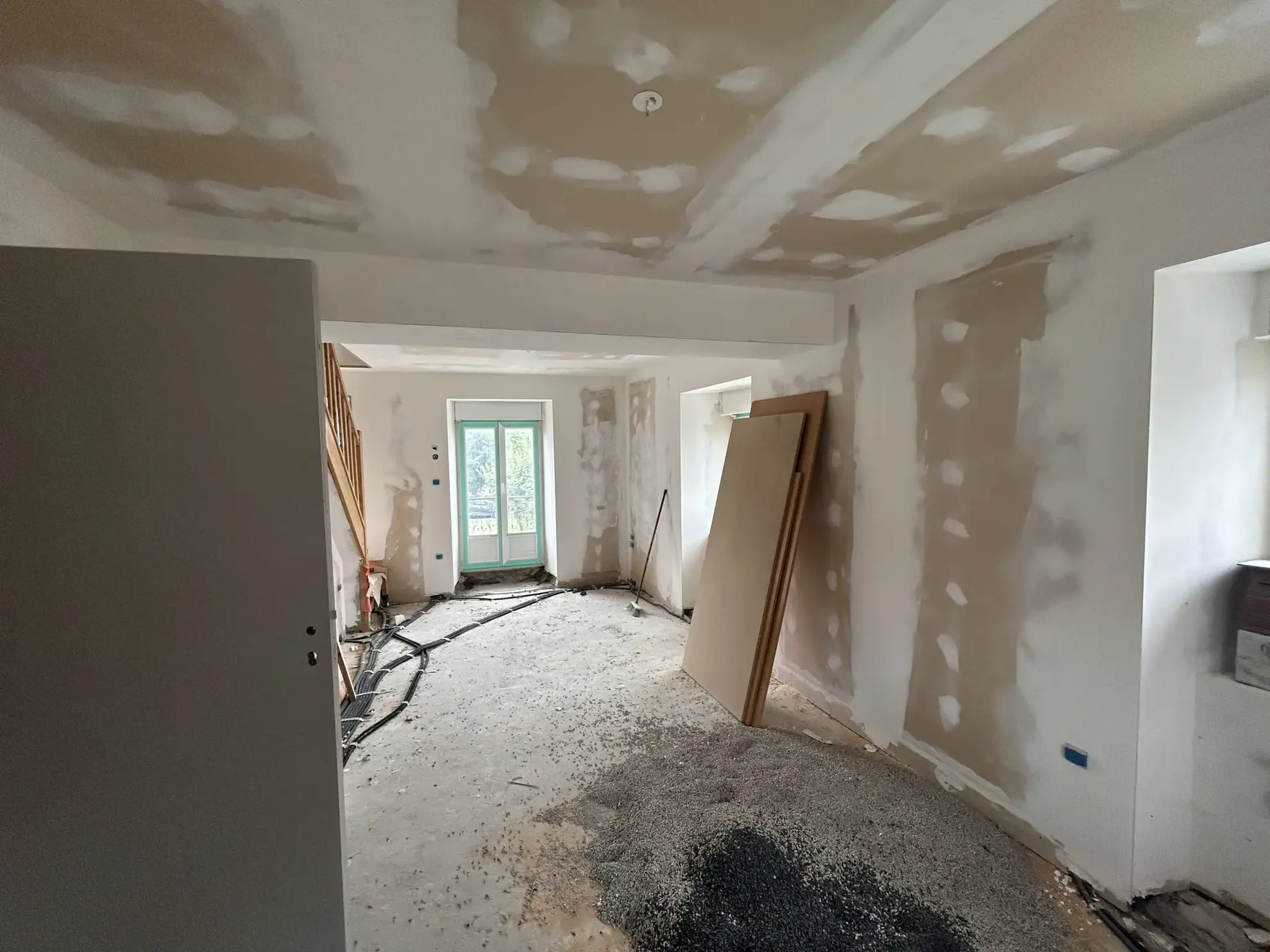 Immeuble à vendre à Laussonne avec location en place et duplex à terminer 