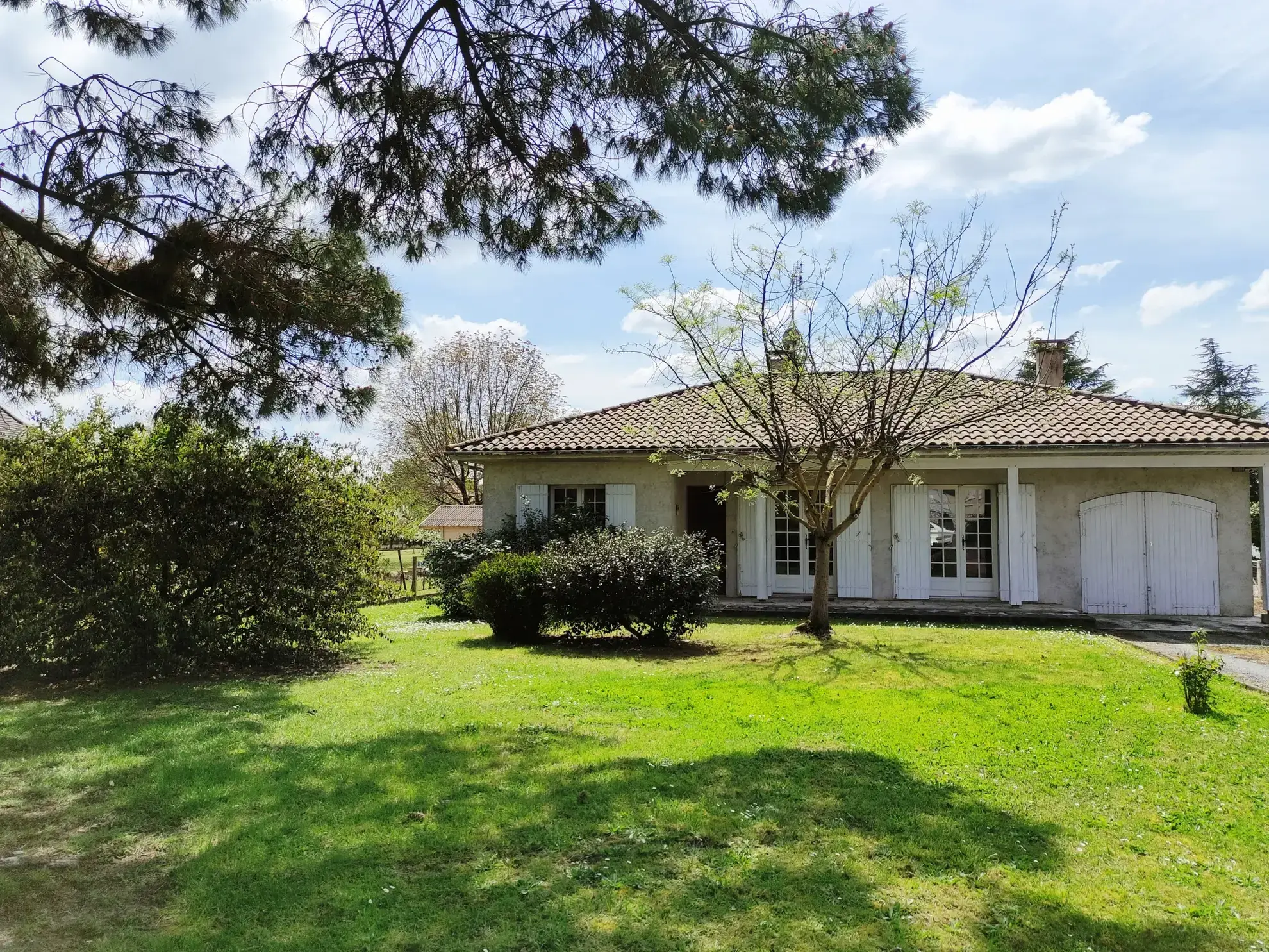 Maison de plain-pied avec jardin et garage à Port-Sainte-Foy-et-Ponchapt