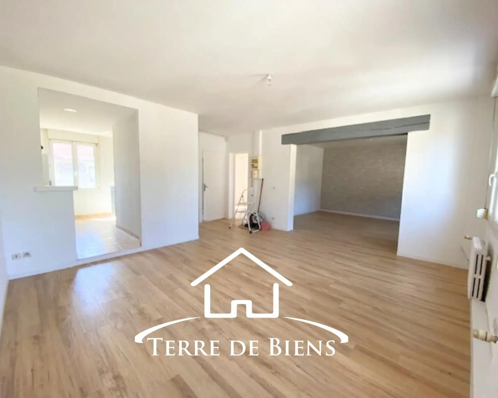 Appartement duplex rénové de 97 m² à Crouy avec parking et 3 chambres
