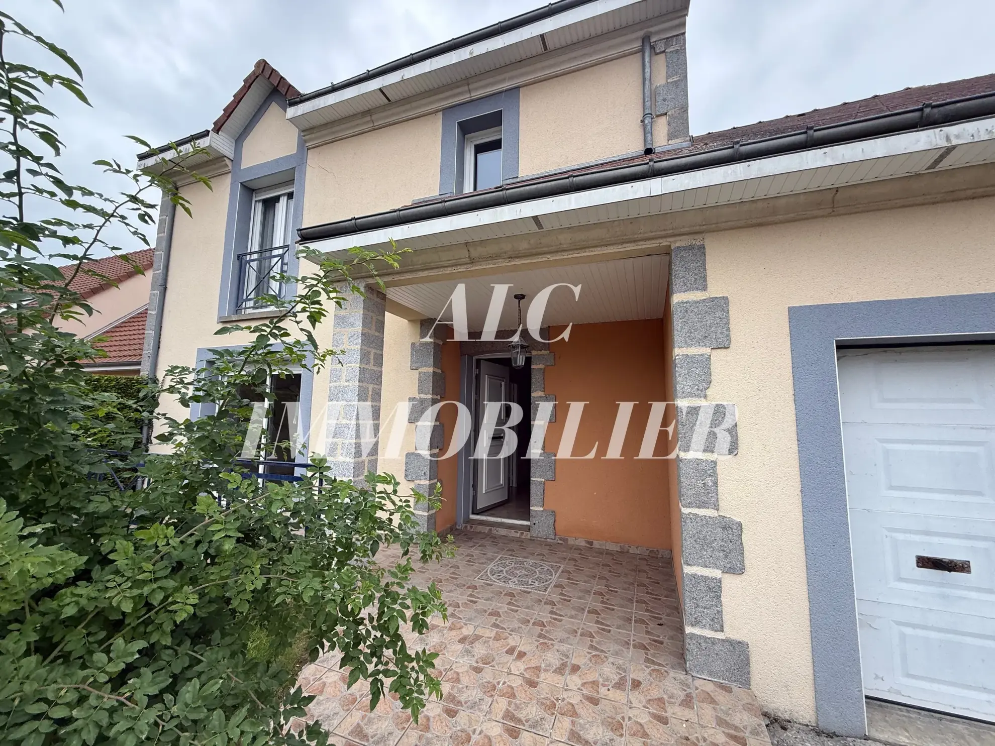 Maison spacieuse de 188 m2 à Alençon avec 4 chambres et garage