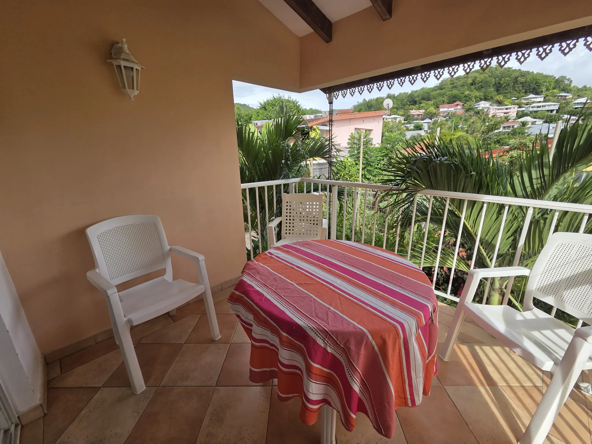 Appartement T2 meublé avec terrasse et vue jardin aux Trois Îlets