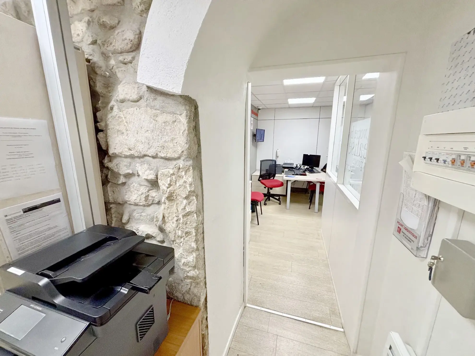 Local commercial lumineux de 47 m² à Taulignan idéal pour professionnels 