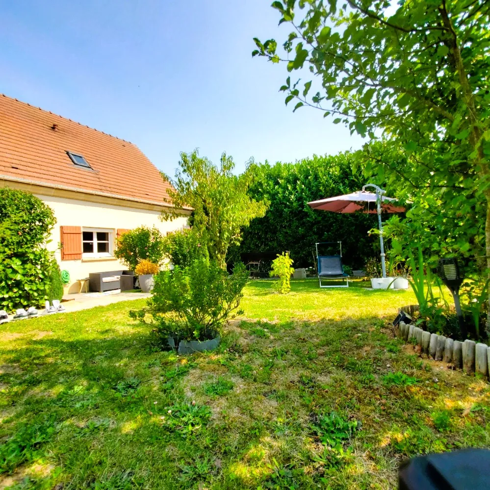 Belle maison rénovée de 140 m² à Salins, proche Paris, avec vue dégagée et terrain de 750 m²