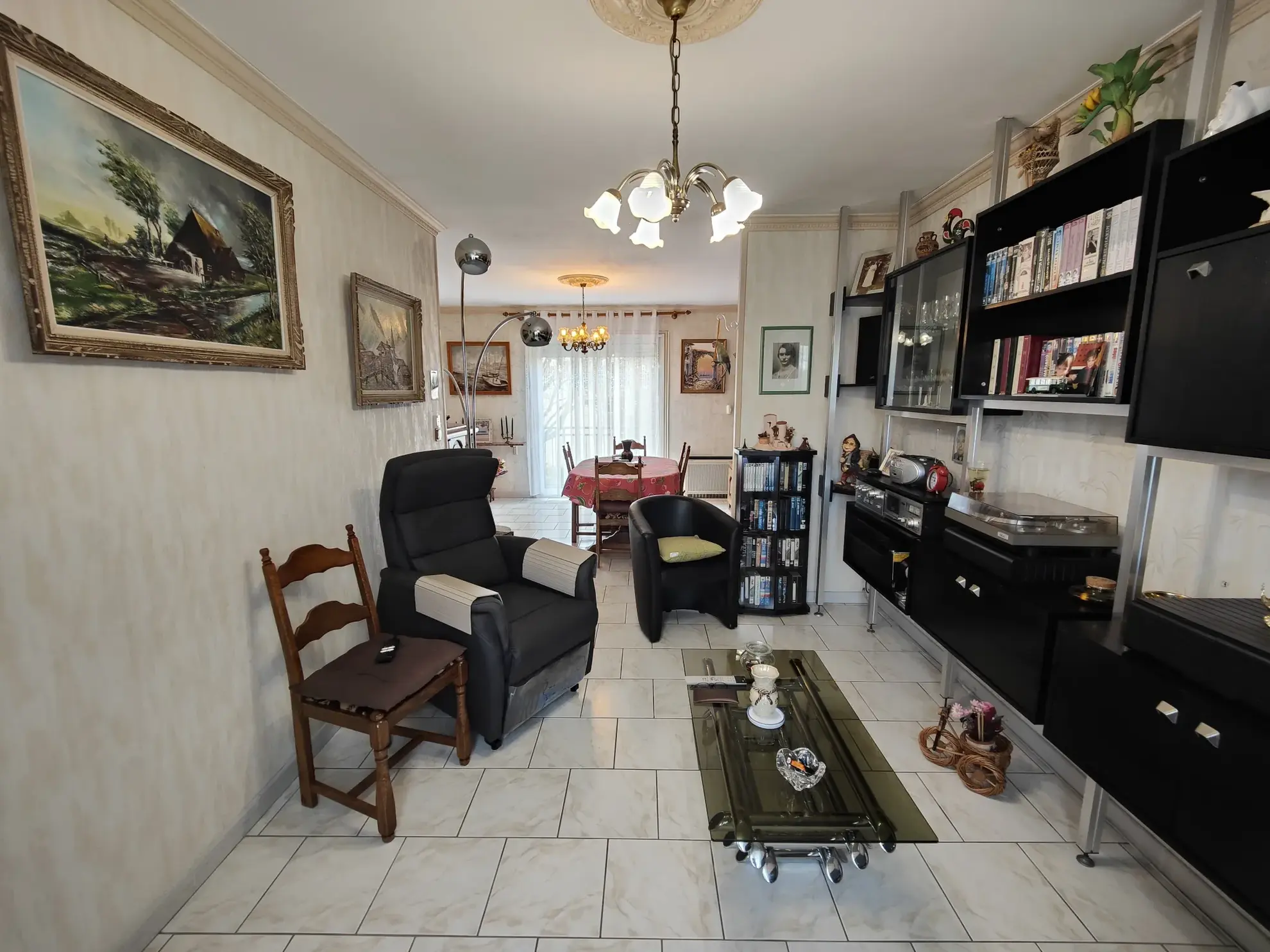 Maison à vendre à Charmoy avec 4 chambres, garage et jardin, secteur calme 