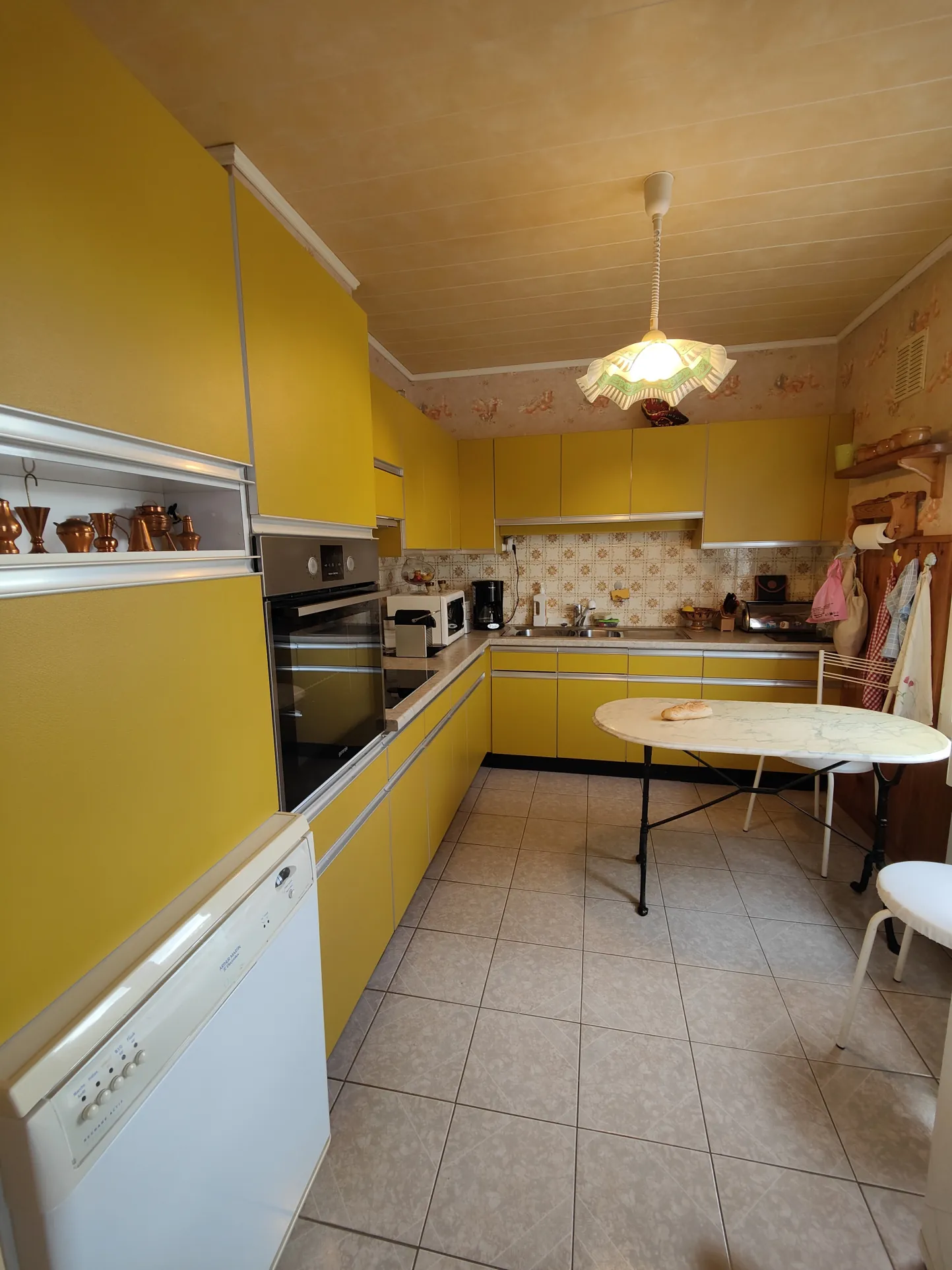 Maison à vendre à Charmoy avec 4 chambres, garage et jardin, secteur calme 