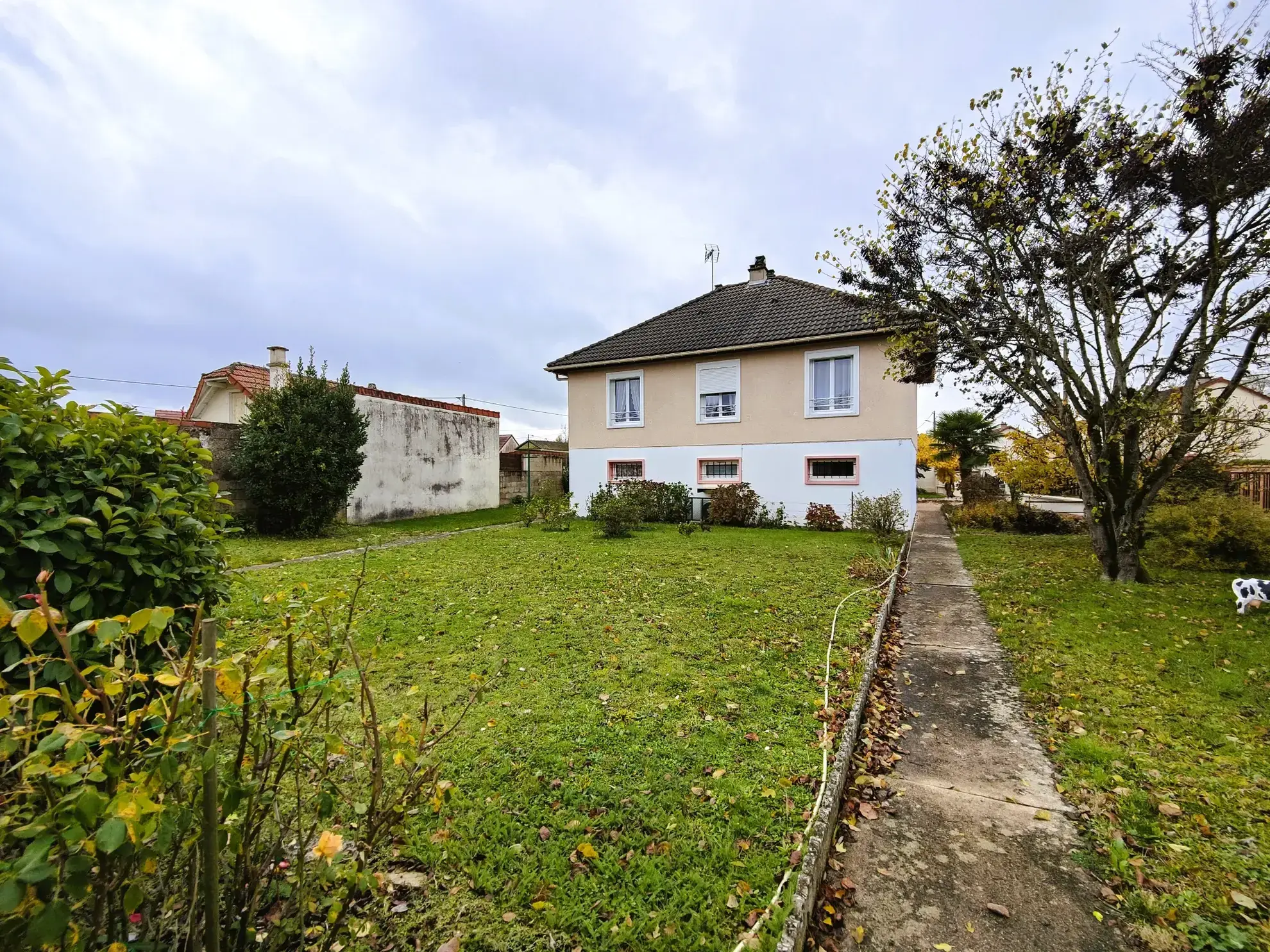 Maison à vendre à Charmoy avec 4 chambres, garage et jardin, secteur calme 