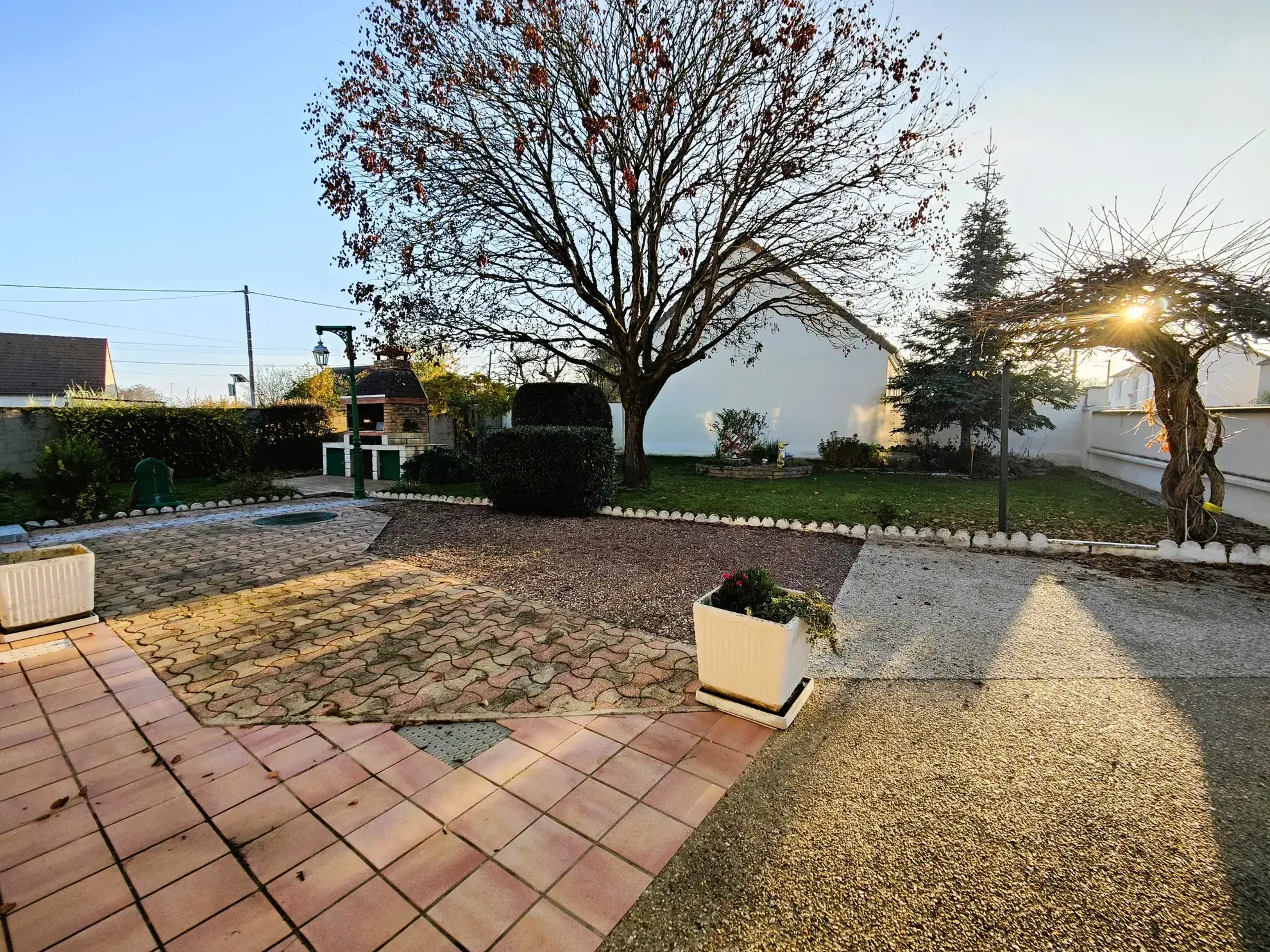 Maison à vendre à Charmoy avec 4 chambres, garage et jardin, secteur calme 