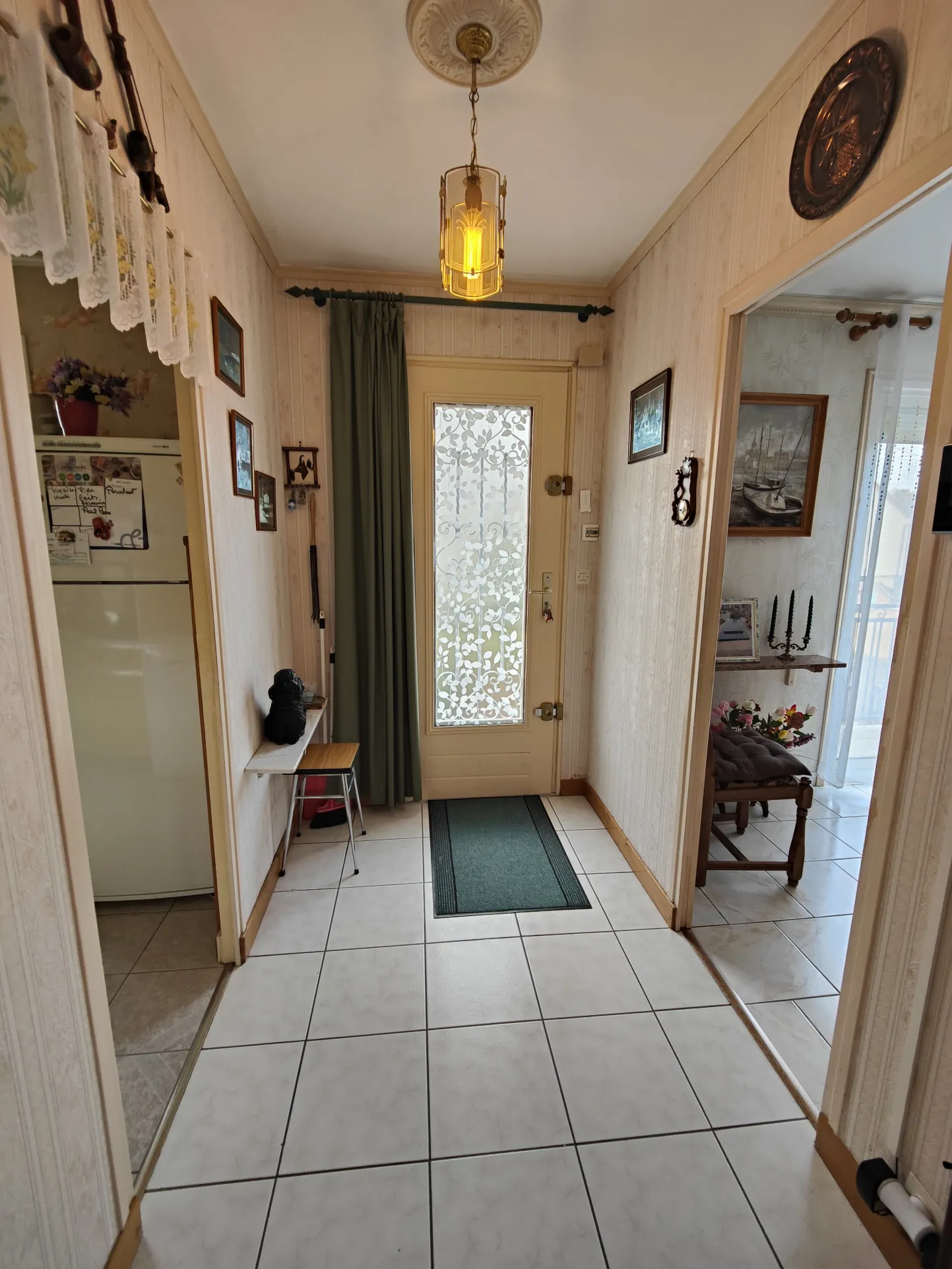 Maison à vendre à Charmoy avec 4 chambres, garage et jardin, secteur calme 