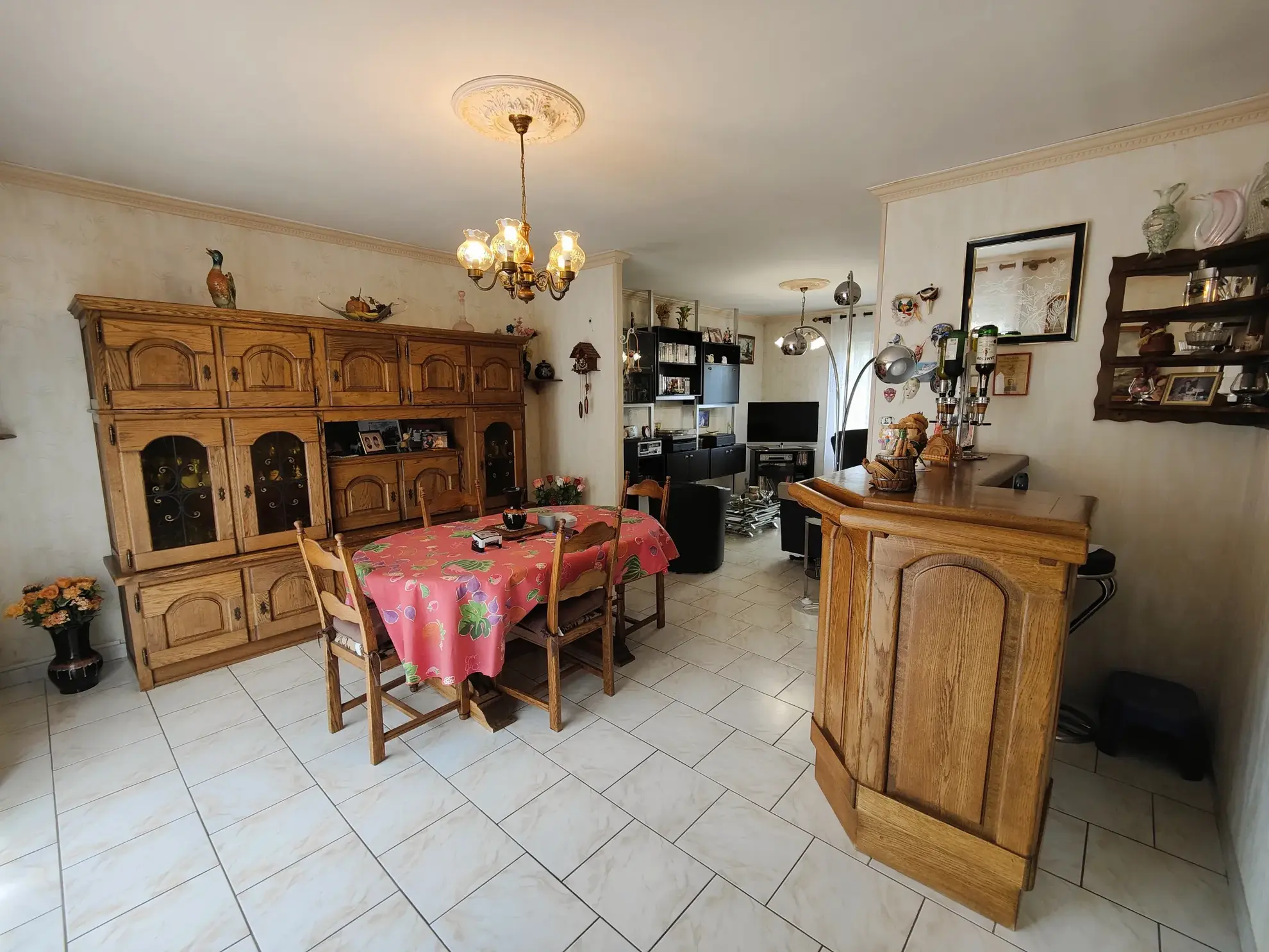 Maison à vendre à Charmoy avec 4 chambres, garage et jardin, secteur calme 