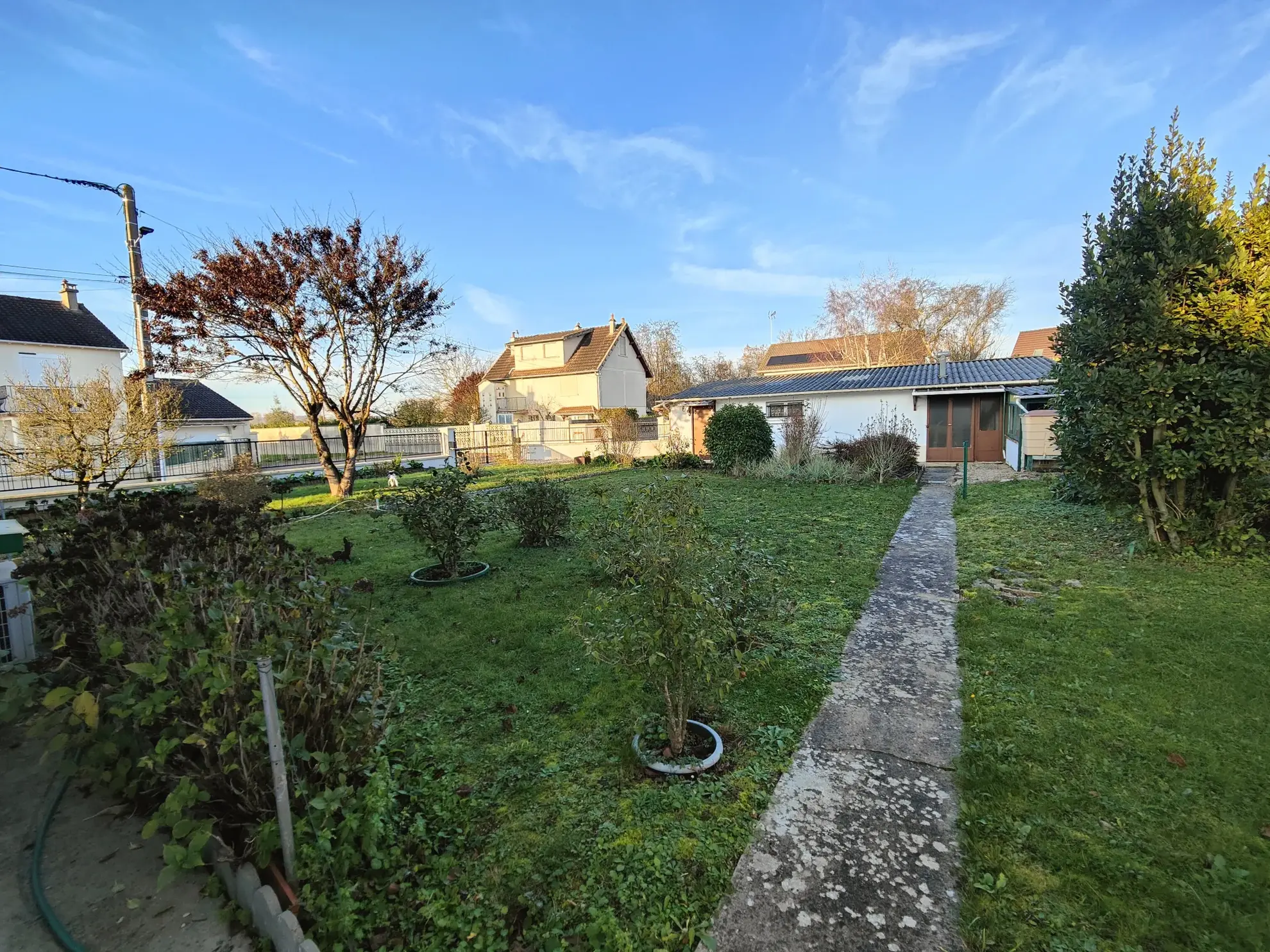 Maison à vendre à Charmoy avec 4 chambres, garage et jardin, secteur calme 