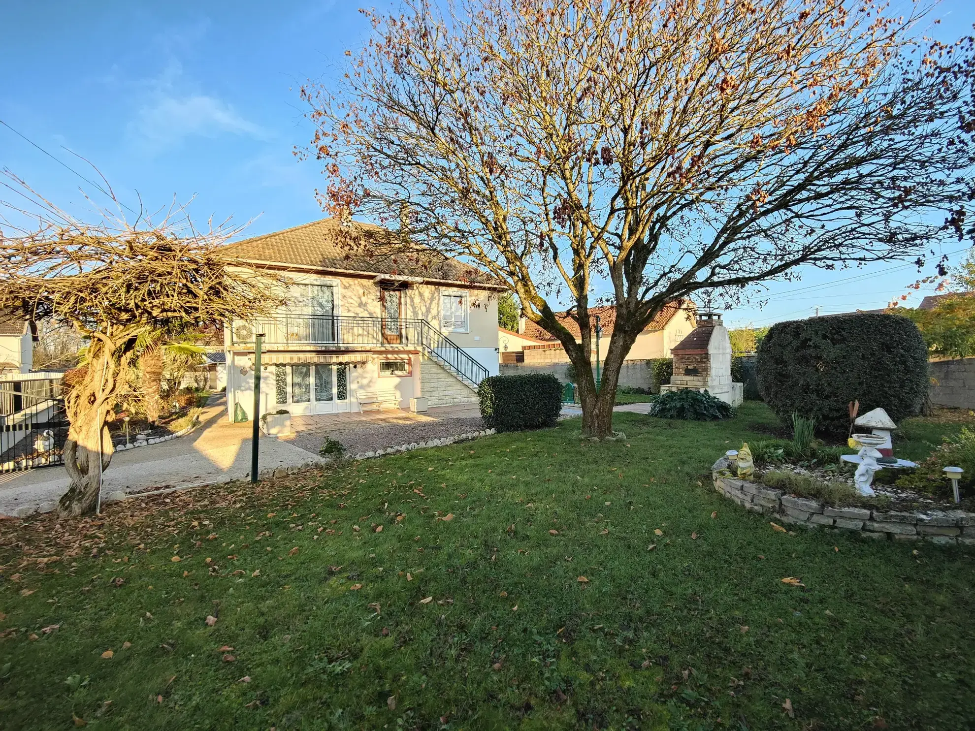 Maison à vendre à Charmoy avec 4 chambres, garage et jardin, secteur calme
