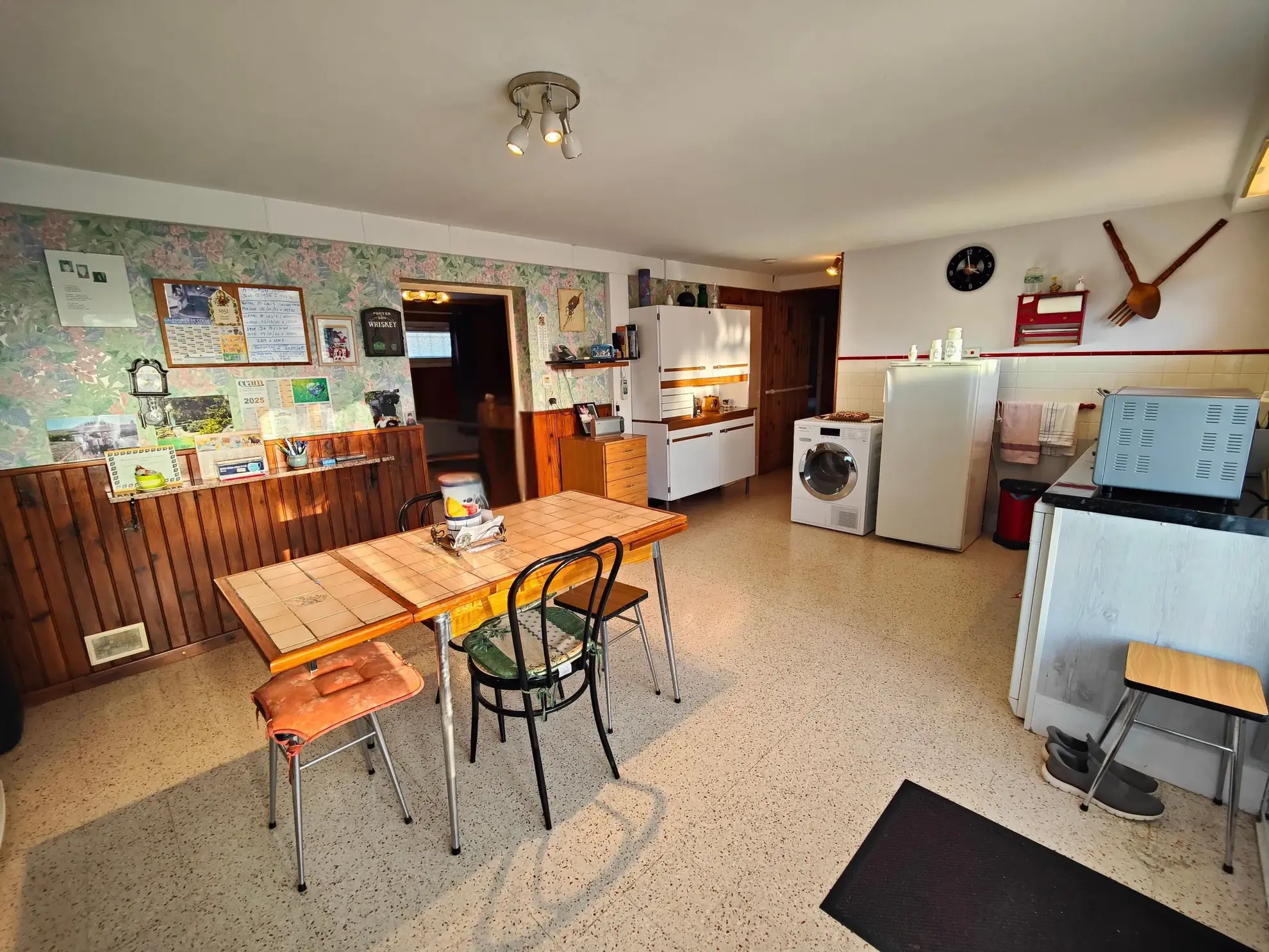 Maison à vendre à Charmoy avec 4 chambres, garage et jardin, secteur calme 