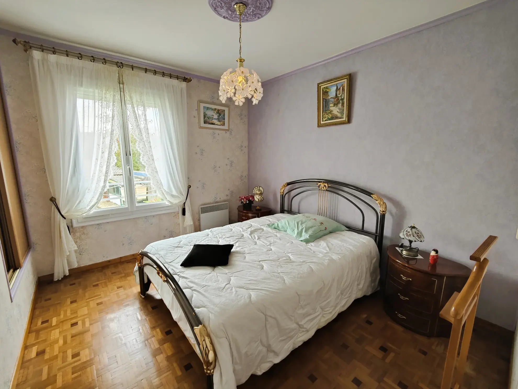 Maison à vendre à Charmoy avec 4 chambres, garage et jardin, secteur calme 