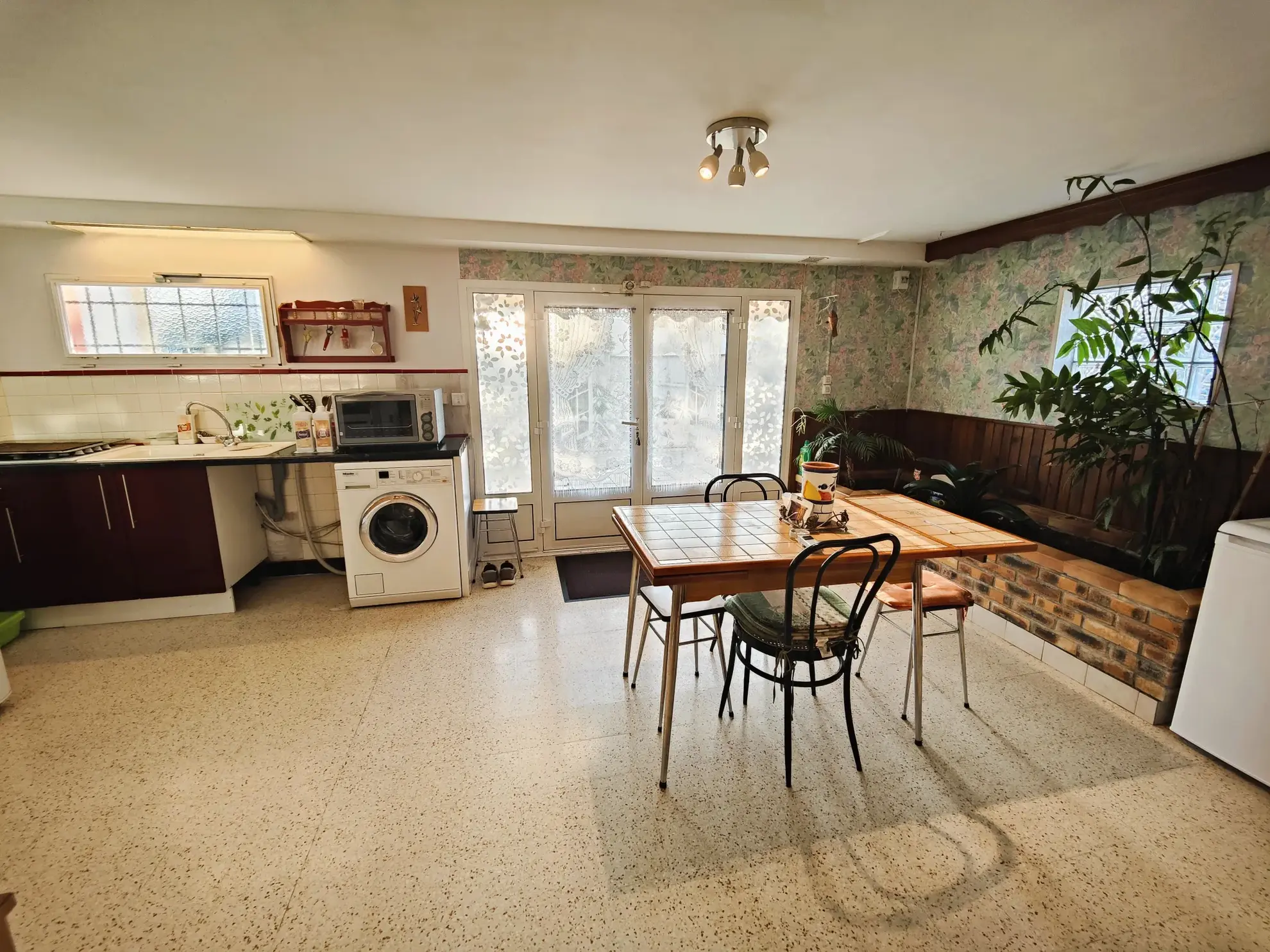 Maison à vendre à Charmoy avec 4 chambres, garage et jardin, secteur calme 