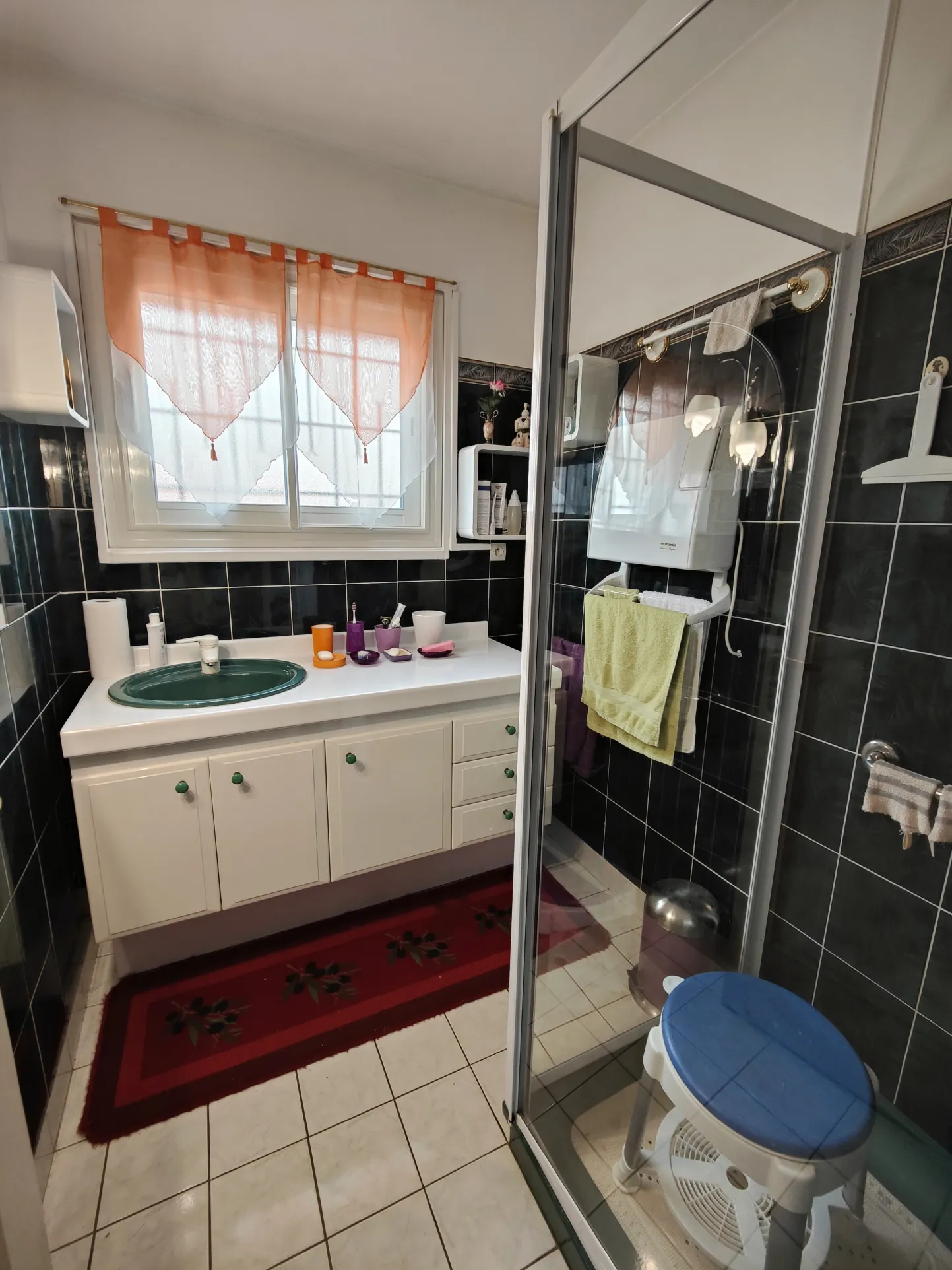 Maison à vendre à Charmoy avec 4 chambres, garage et jardin, secteur calme 