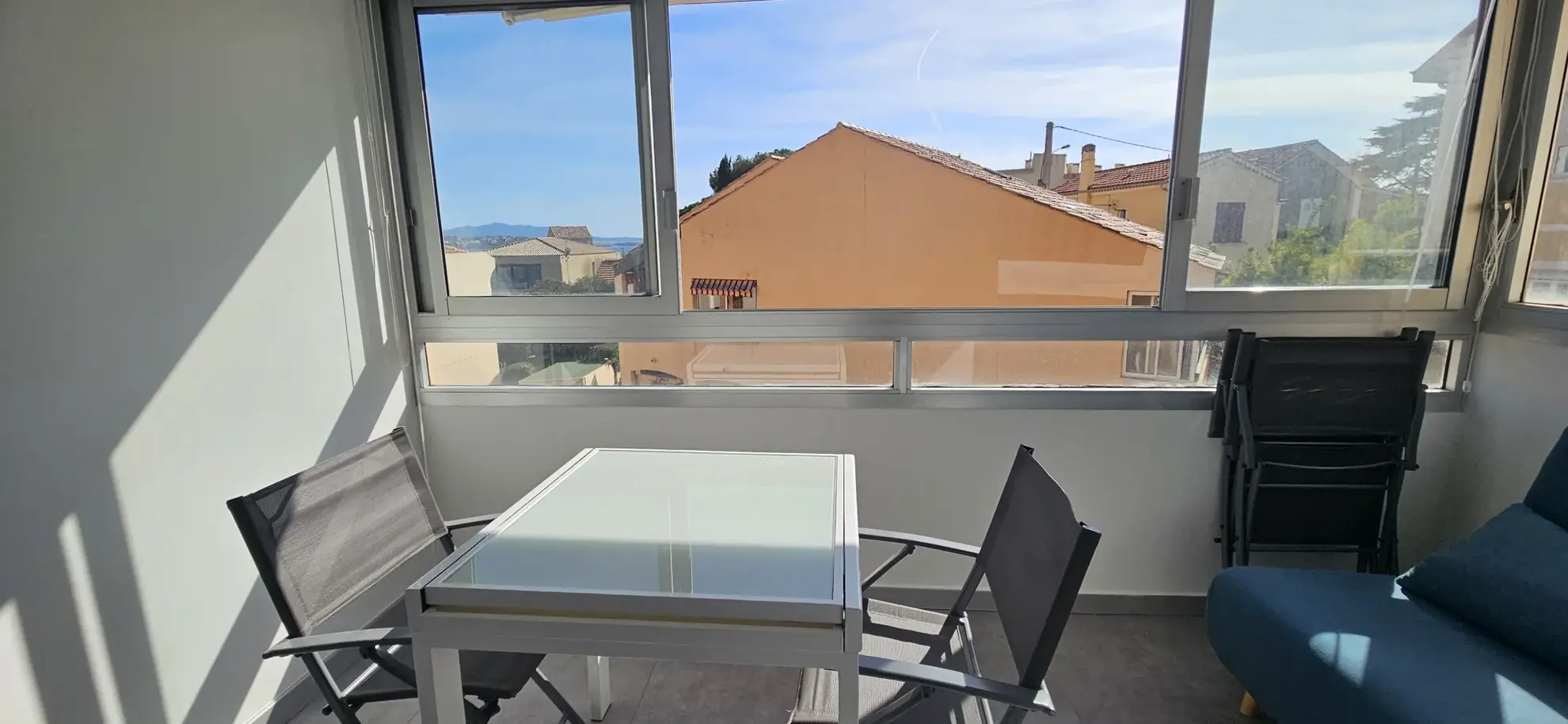 Studio rénové à Bandol avec vue mer, parking collectif et proximité port et plage 