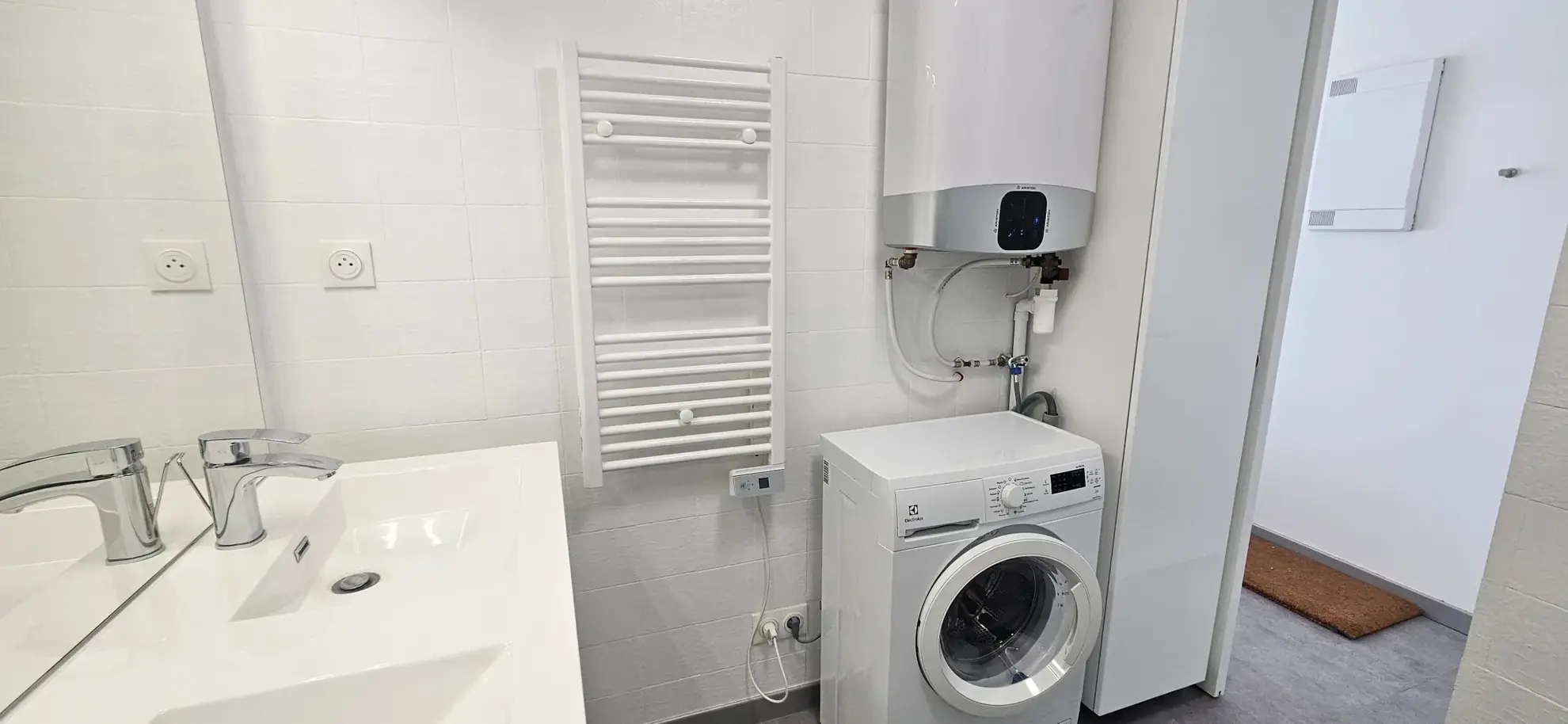 Studio rénové à Bandol avec vue mer, parking collectif et proximité port et plage 