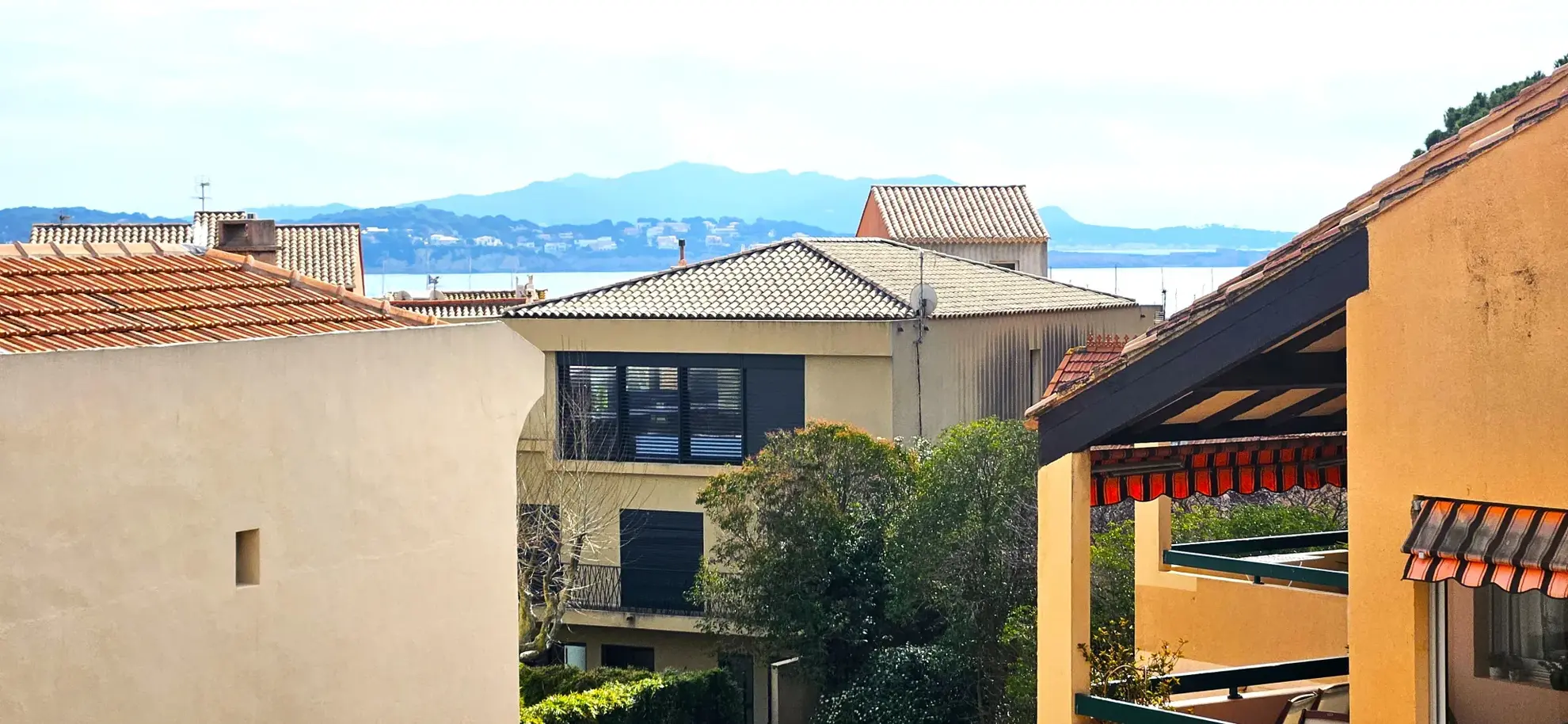 Studio rénové à Bandol avec vue mer, parking collectif et proximité port et plage 