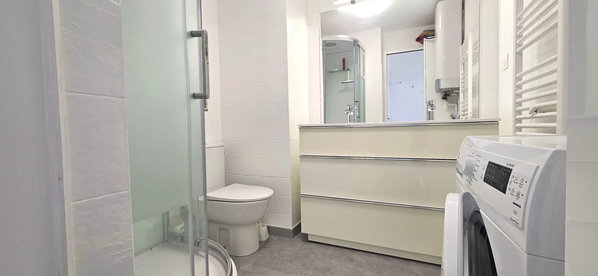 Studio rénové à Bandol avec vue mer, parking collectif et proximité port et plage 