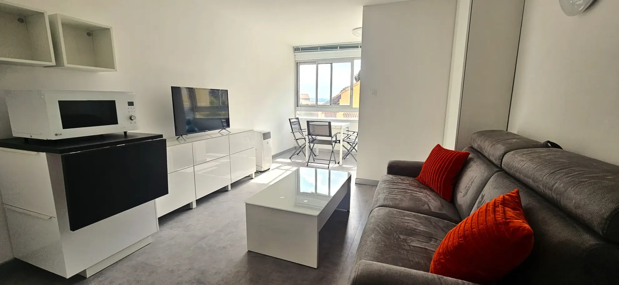 Studio rénové à Bandol avec vue mer, parking collectif et proximité port et plage 