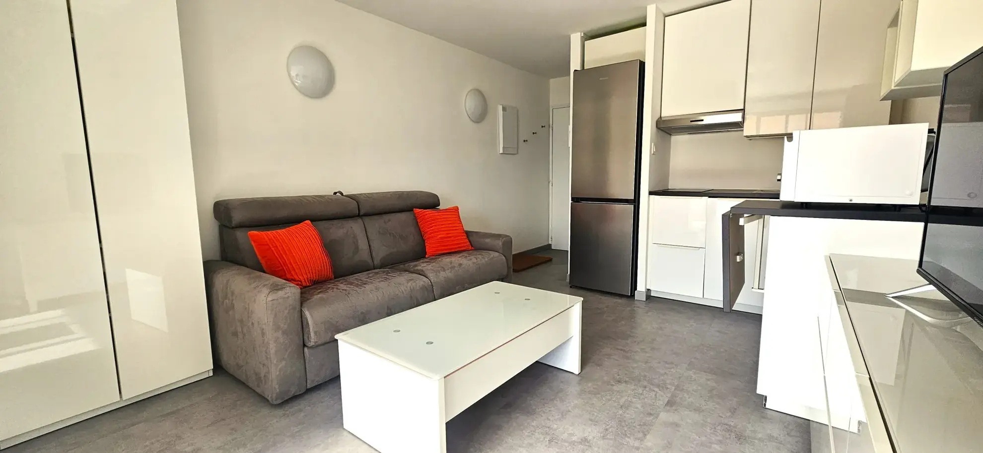 Studio rénové à Bandol avec vue mer, parking collectif et proximité port et plage 