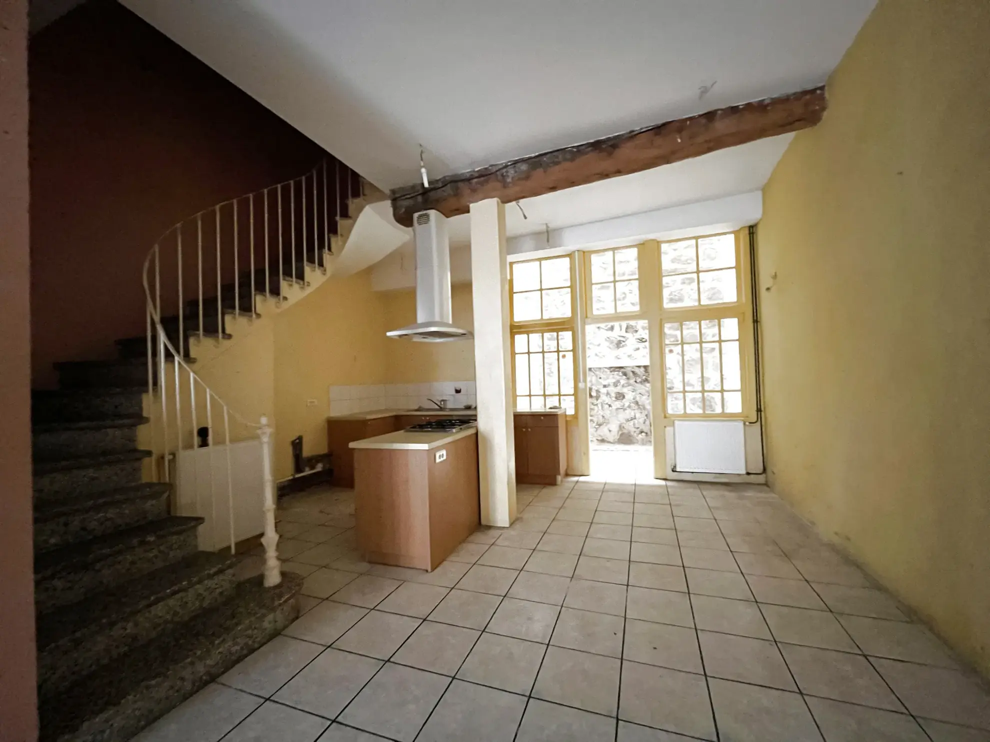 Grande maison de ville à Lézignan-Corbières avec 4 chambres et combles aménageables 