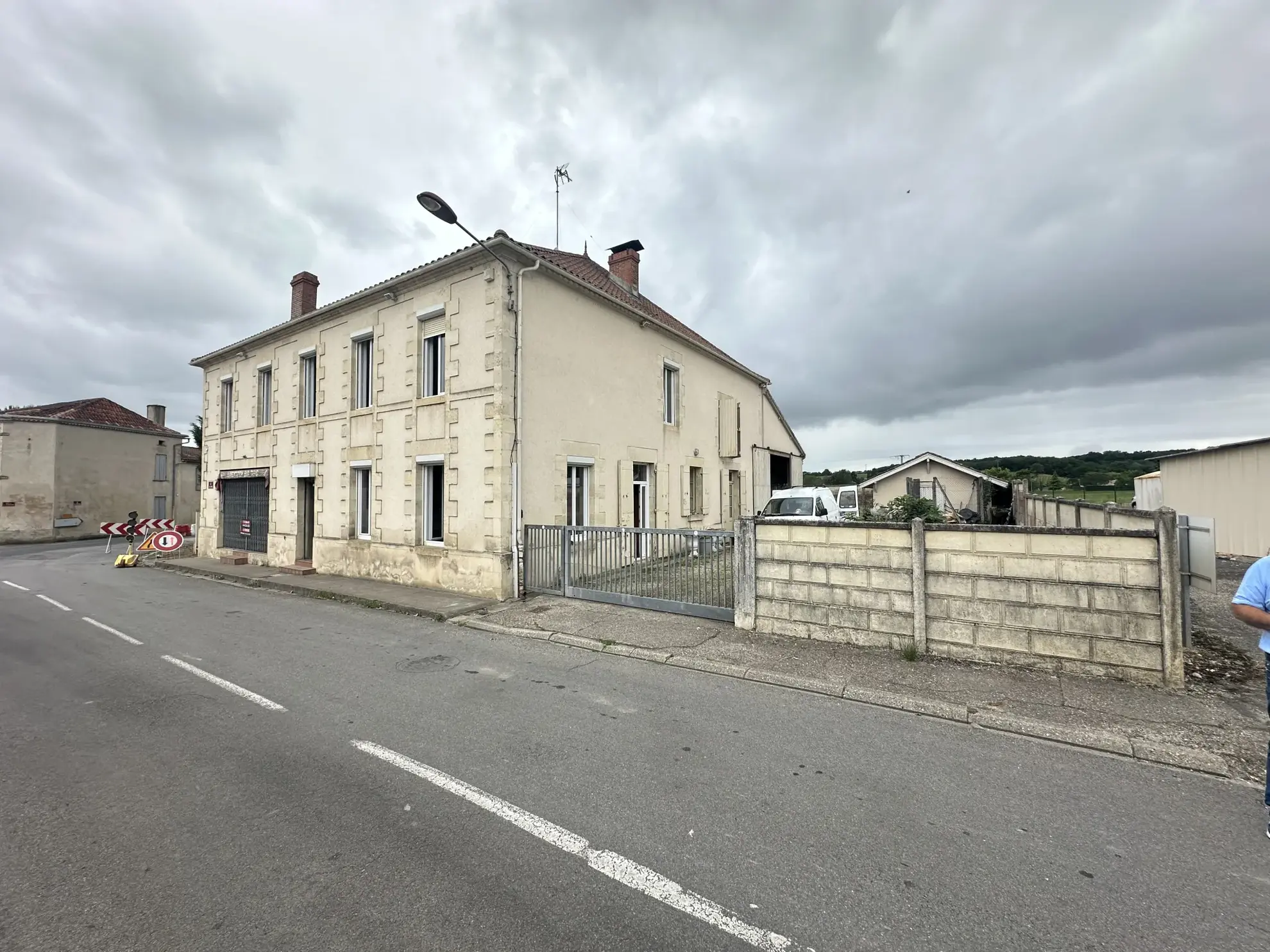 Immeuble avec local commercial et appartement T4 à Lagupie, proche Marmande