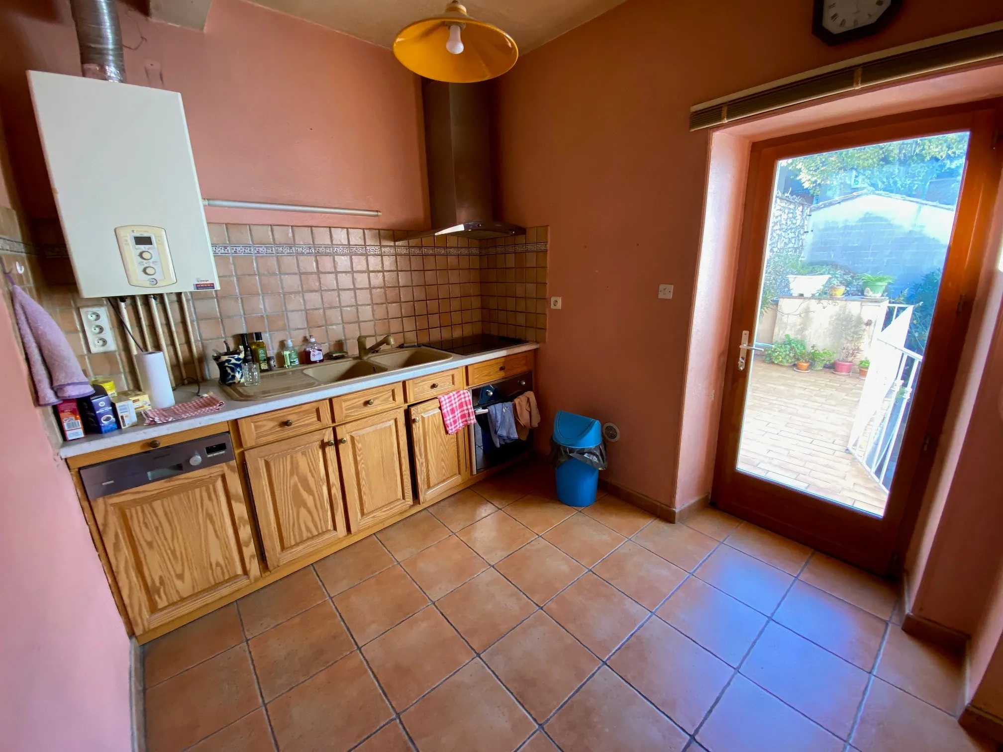 Maison de ville avec jardin, terrasse et studio à Nîmes - Opportunité d’investissement 