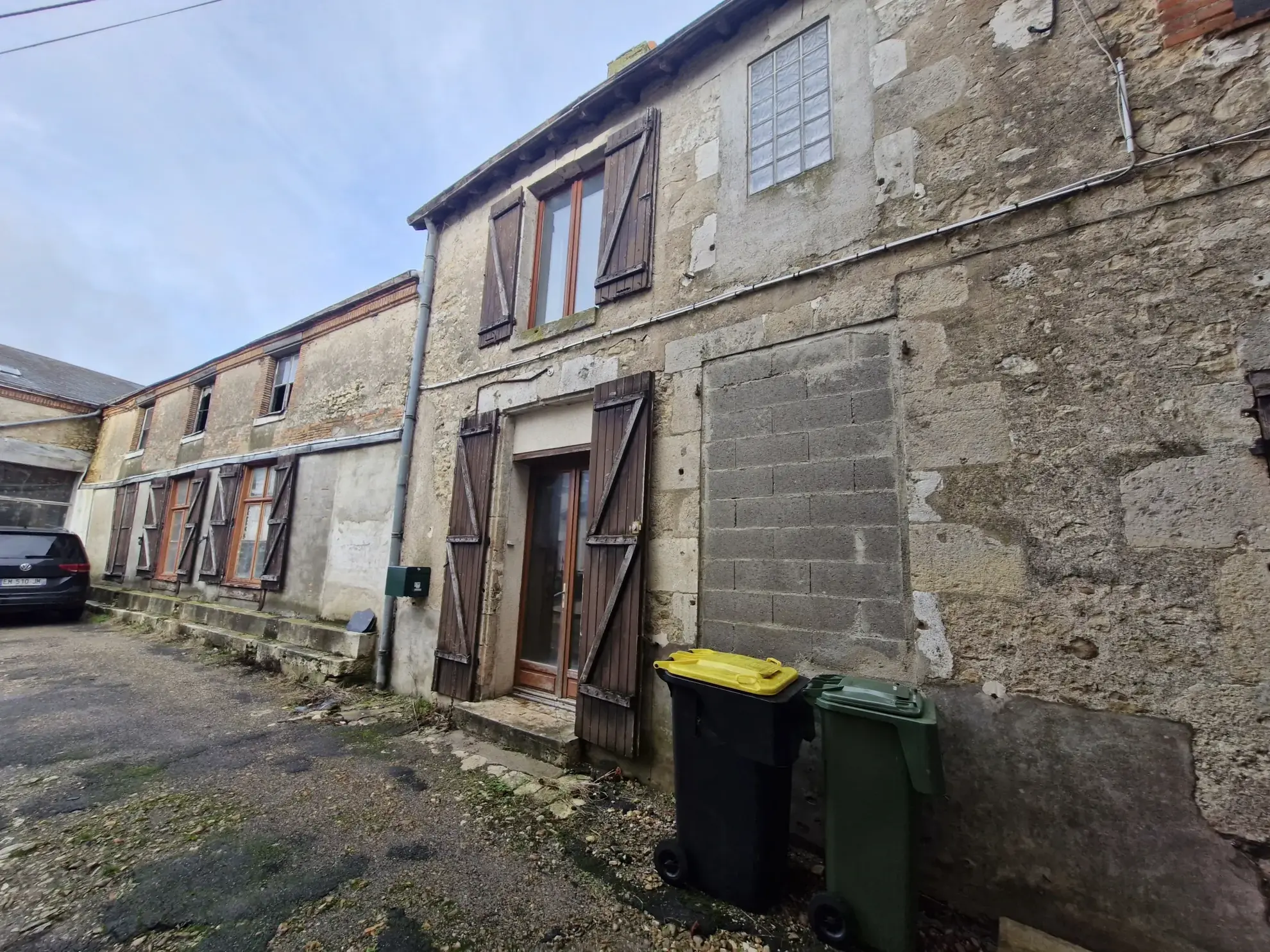 Ensemble immobilier avec local commercial et logement à Oucques, centre-ville