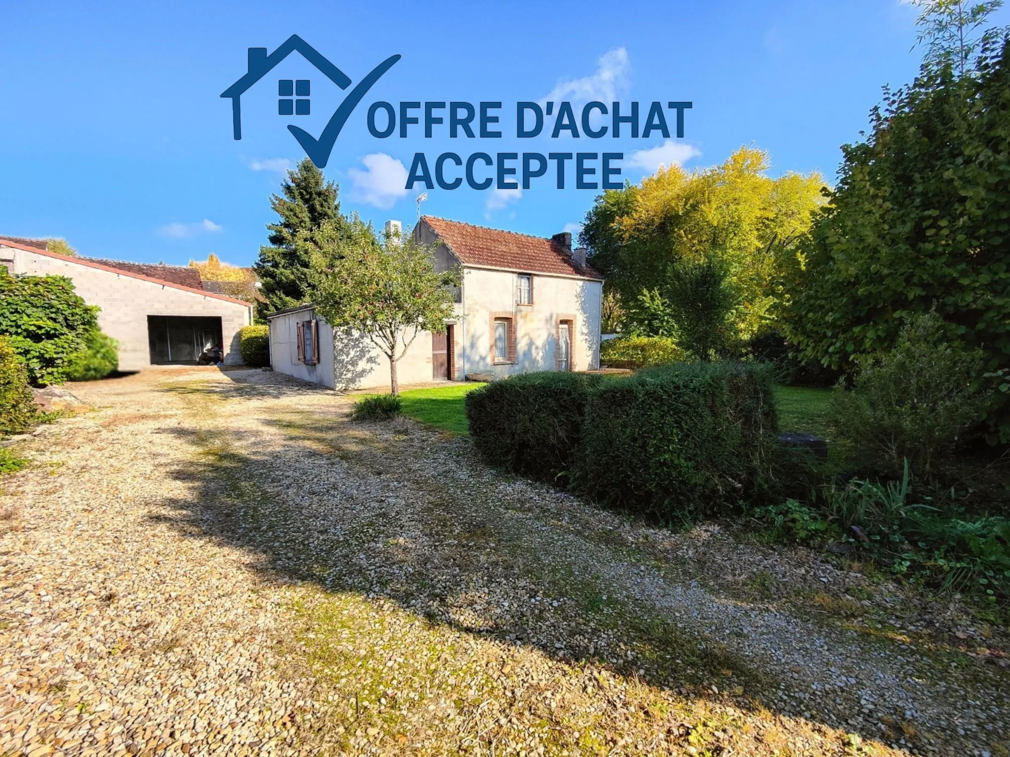 Maison à rénover avec grand garage et jardin clos à Bussy en Othe