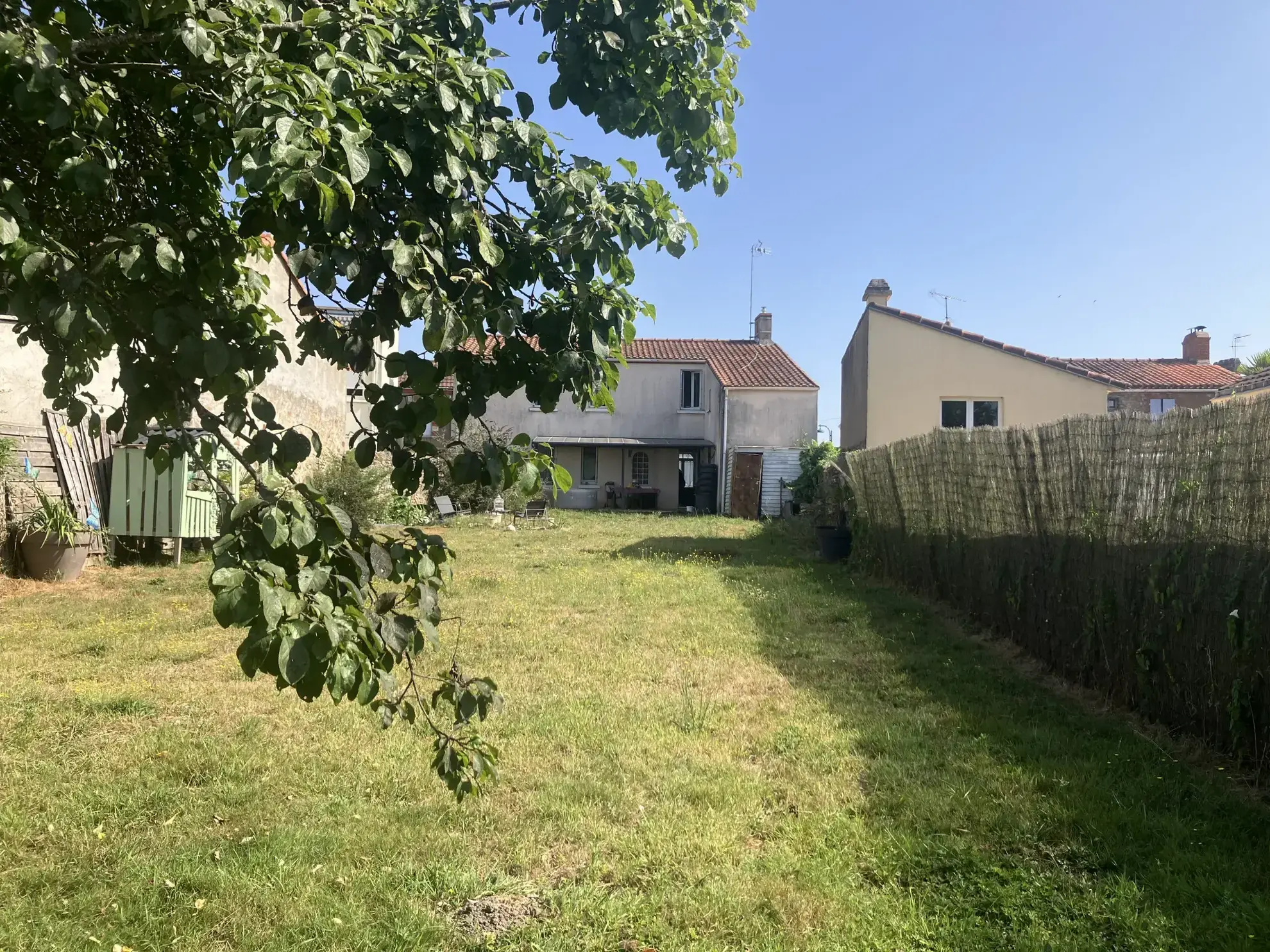Maison familiale à vendre à Vue avec jardin et terrasse plein sud