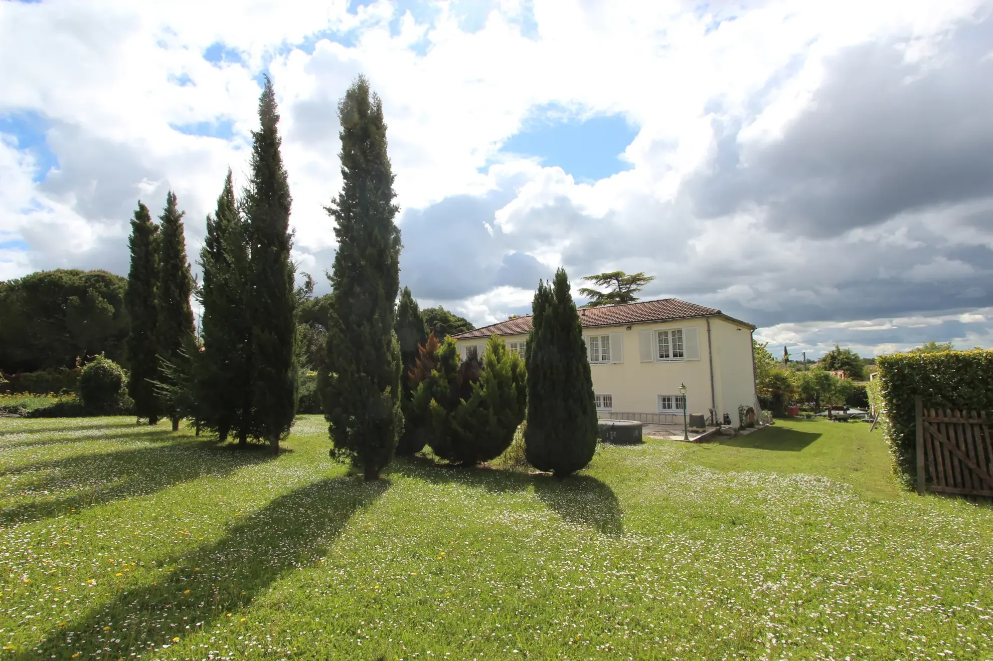 Maison spacieuse avec jardin et garage à Niort dans un quartier calme