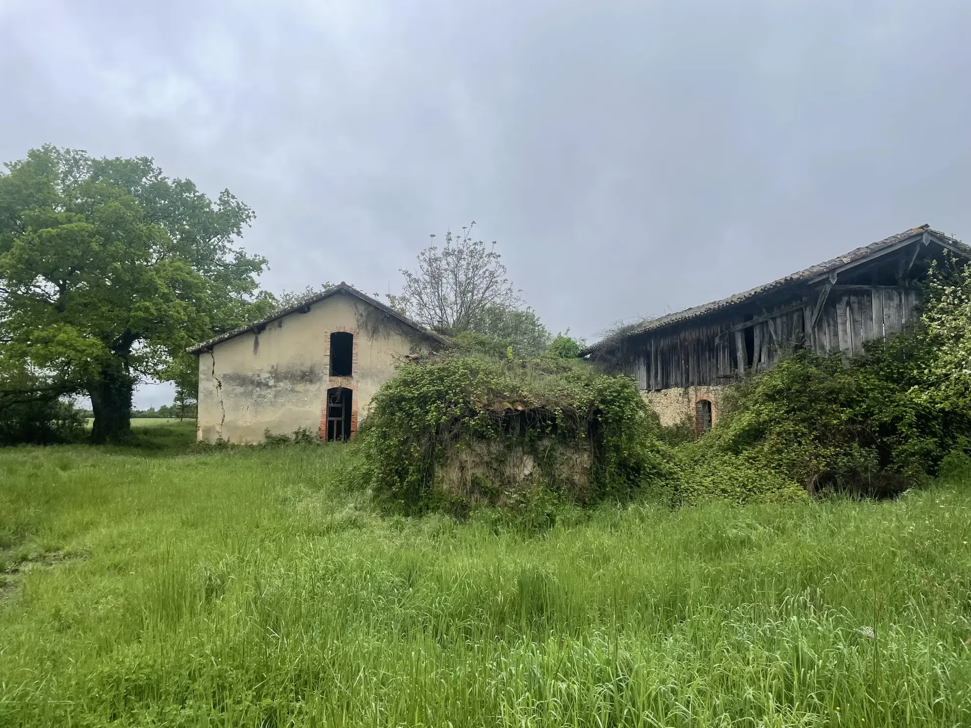 Maison à rénover avec dépendances et grand terrain proche de Villeneuve de Marsan