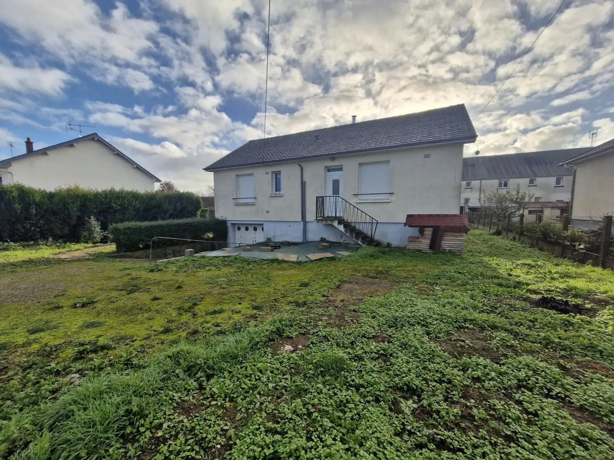 Pavillon à Binas avec garage, terrain clos et à proximité des commerces