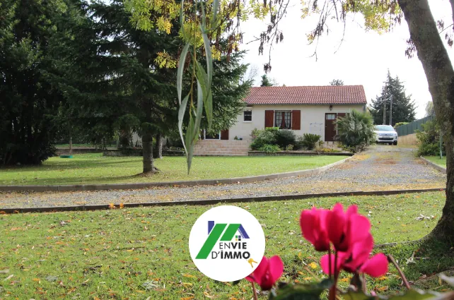 Maison plain-pied 4 chambres avec jardin et garage à Saint-Martin-de-Bernégoue