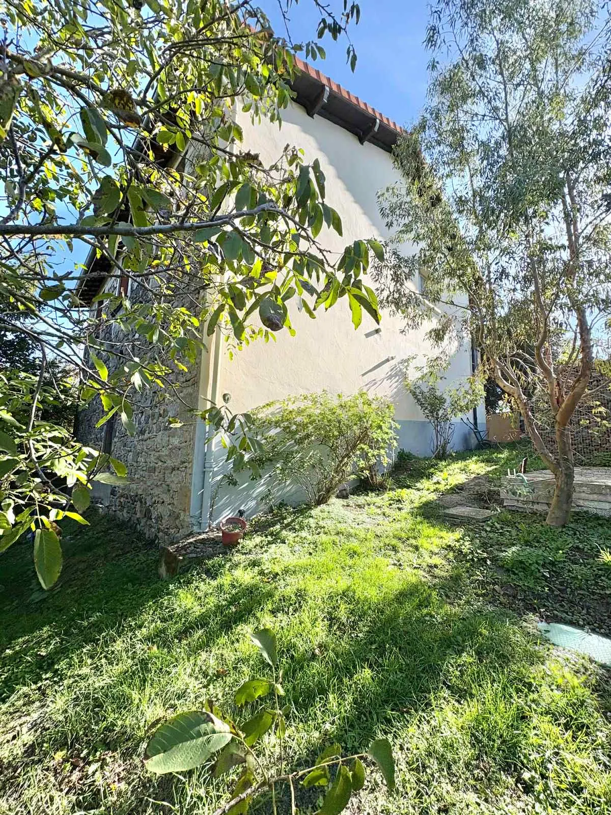 Très grande maison familiale avec jardin, garage et panneaux solaires à Chatel-Guyon 