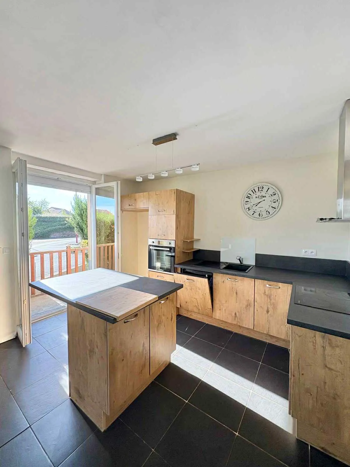 Très grande maison familiale avec jardin, garage et panneaux solaires à Chatel-Guyon 