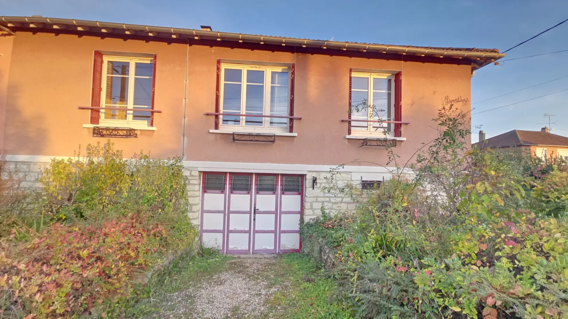 Pavillon à rénover avec 3 chambres à Auxerre, potentiel d'investissement