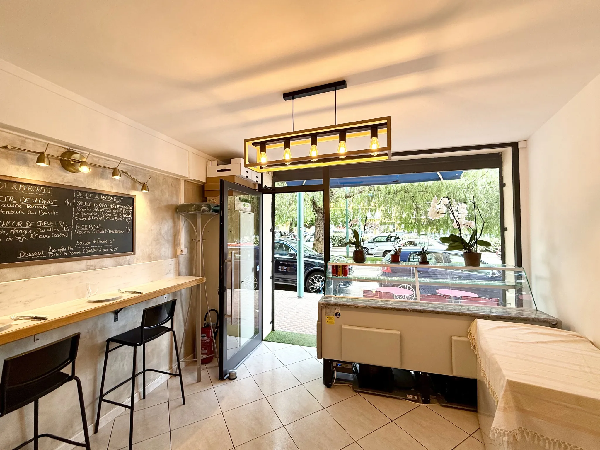 Fonds de commerce de restauration et traiteur à Menton proche gare-routière 