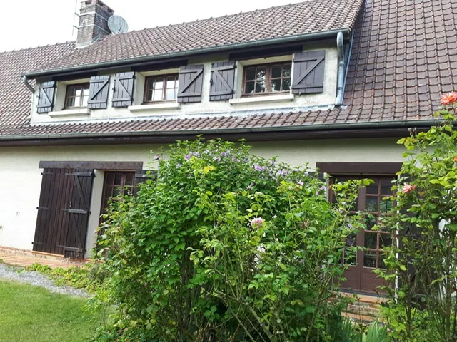 Maison de charme à vendre à Canlers avec jardin et cheminée 