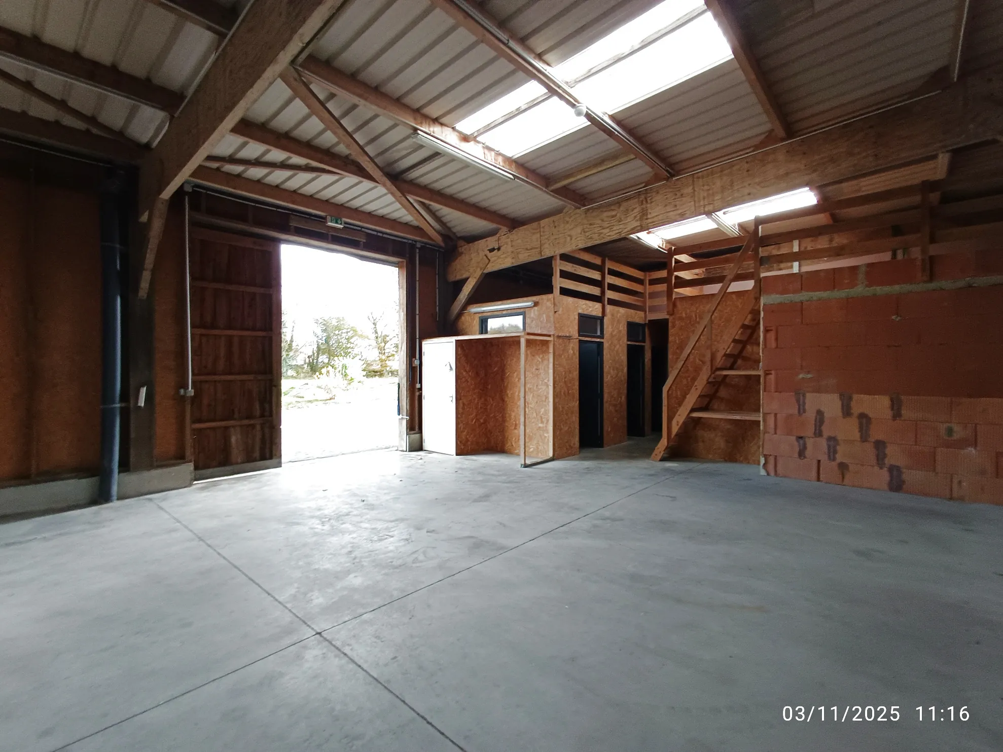 Local professionnel polyvalent de 200 m² à vendre près de Landivisiau