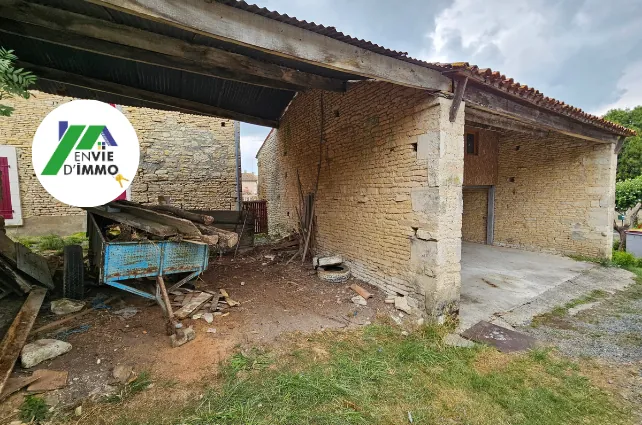 Bâtiment en pierre avec préau à Arcais - Opportunité de rénovation et transformation
