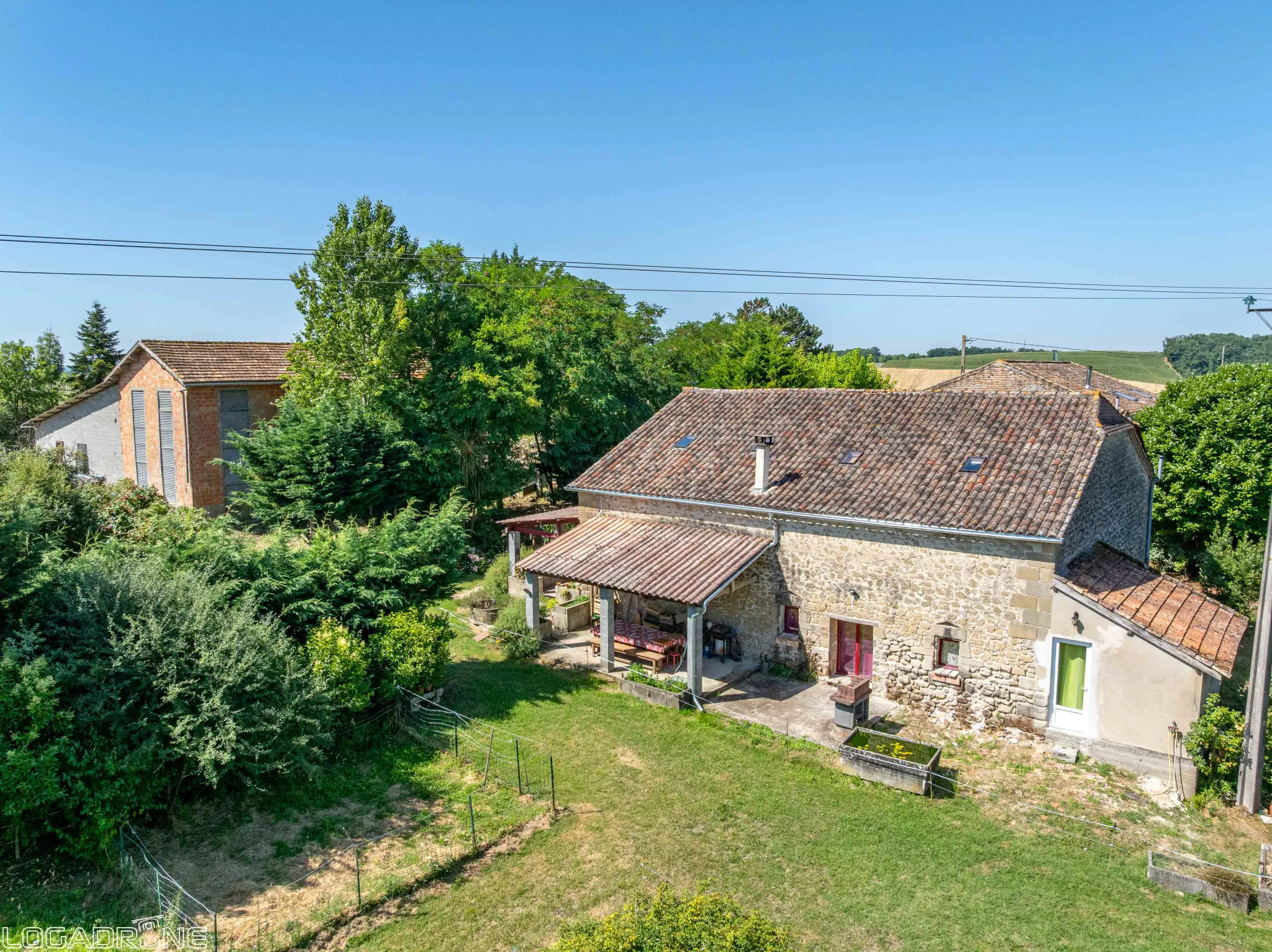 Maison en pierre avec grand terrain de 4,5 hectares à Montignac de Lauzun