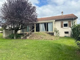 Maison de plain-pied à Baugy avec dépendances et terrain constructible 