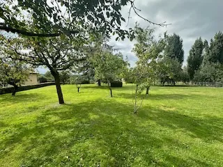 Maison de plain-pied à Baugy avec dépendances et terrain constructible 