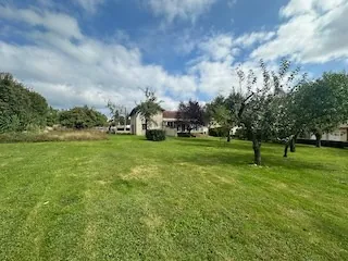 Maison de plain-pied à Baugy avec dépendances et terrain constructible 