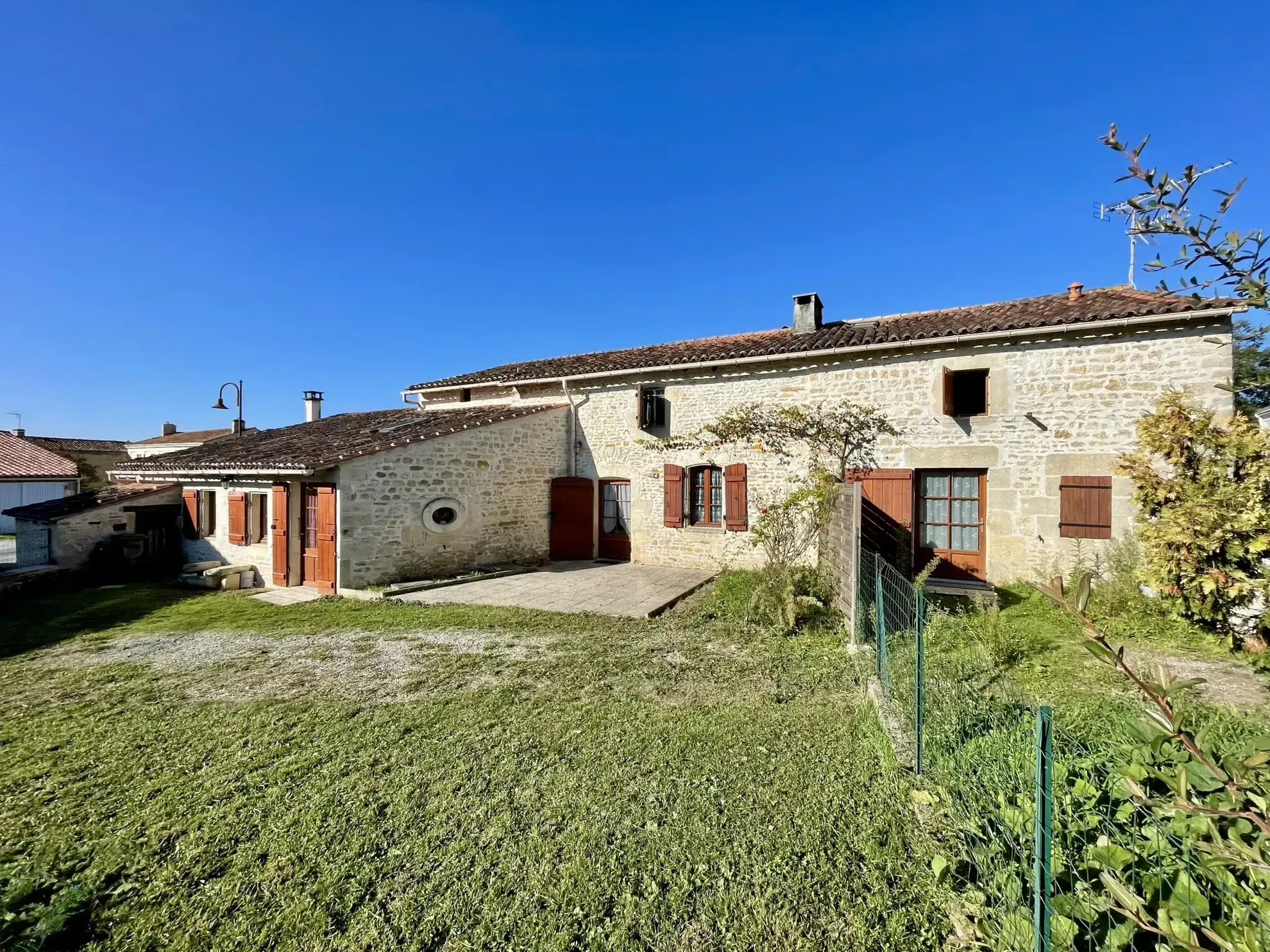 À vendre ensemble immobilier avec deux maisons à Taillant, proche Saint-Savinien