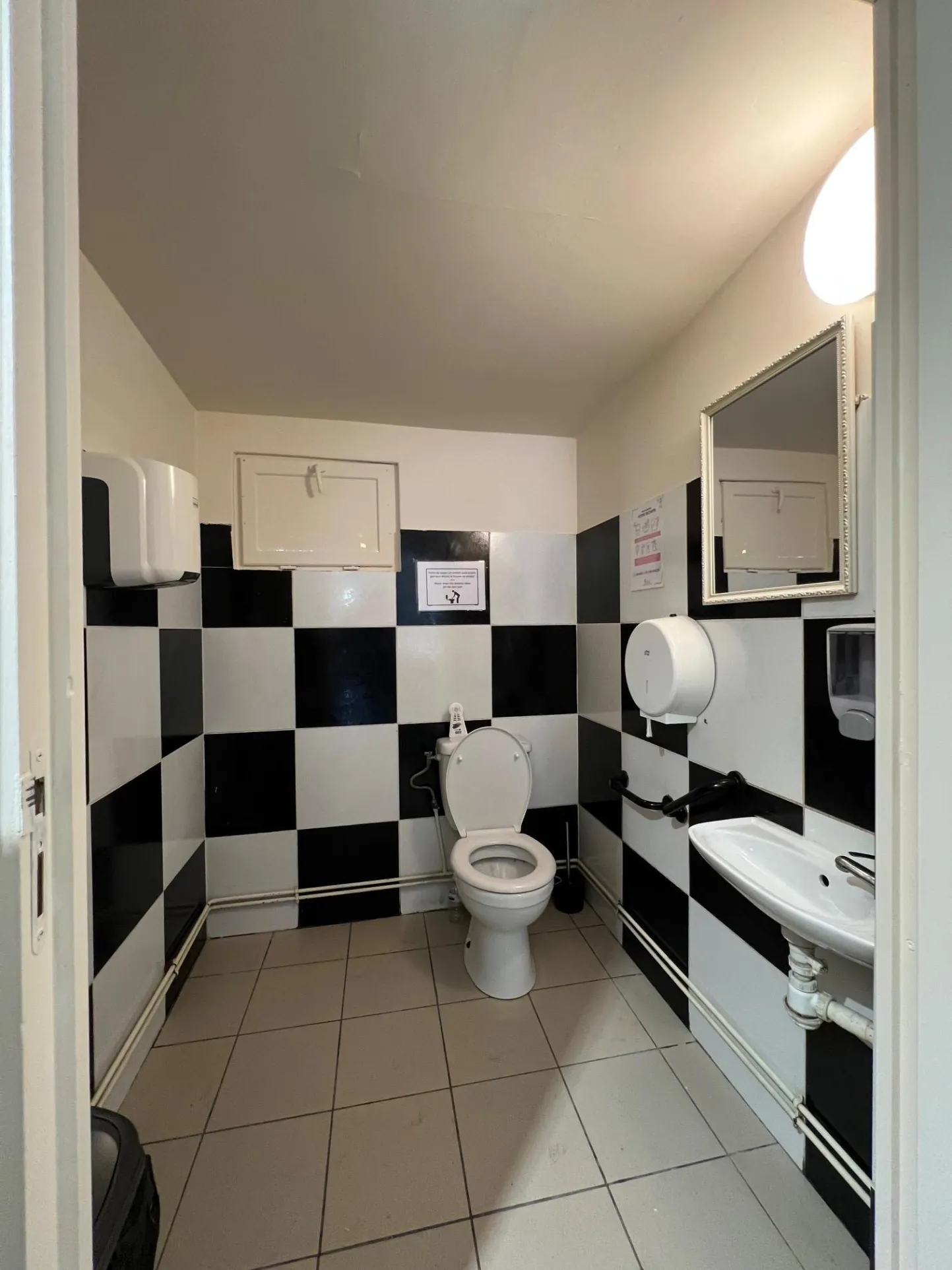 Fonds de commerce restauration à Abbeville face lycée, matériel en bon état 