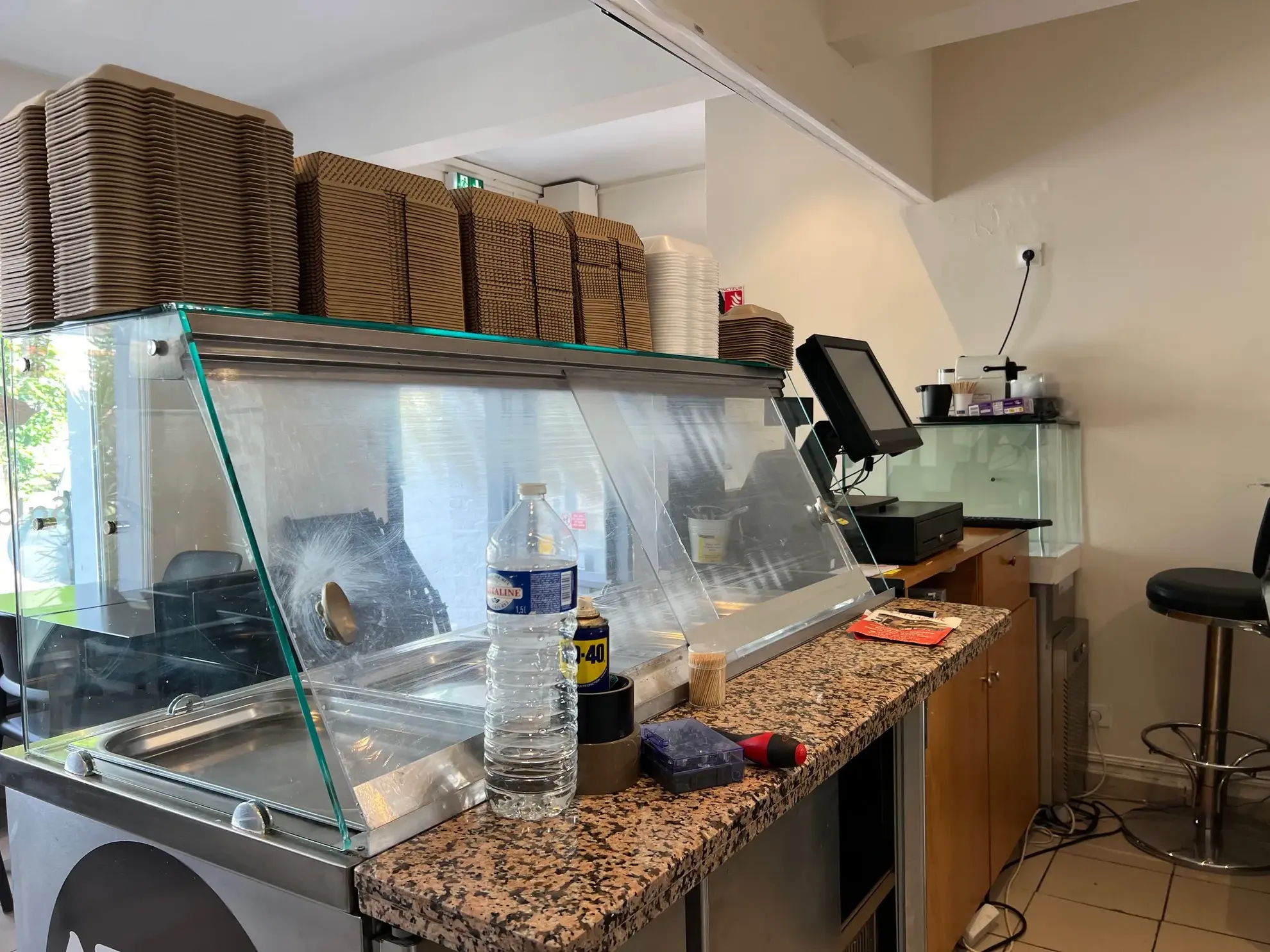 Fonds de commerce restauration à Abbeville face lycée, matériel en bon état 