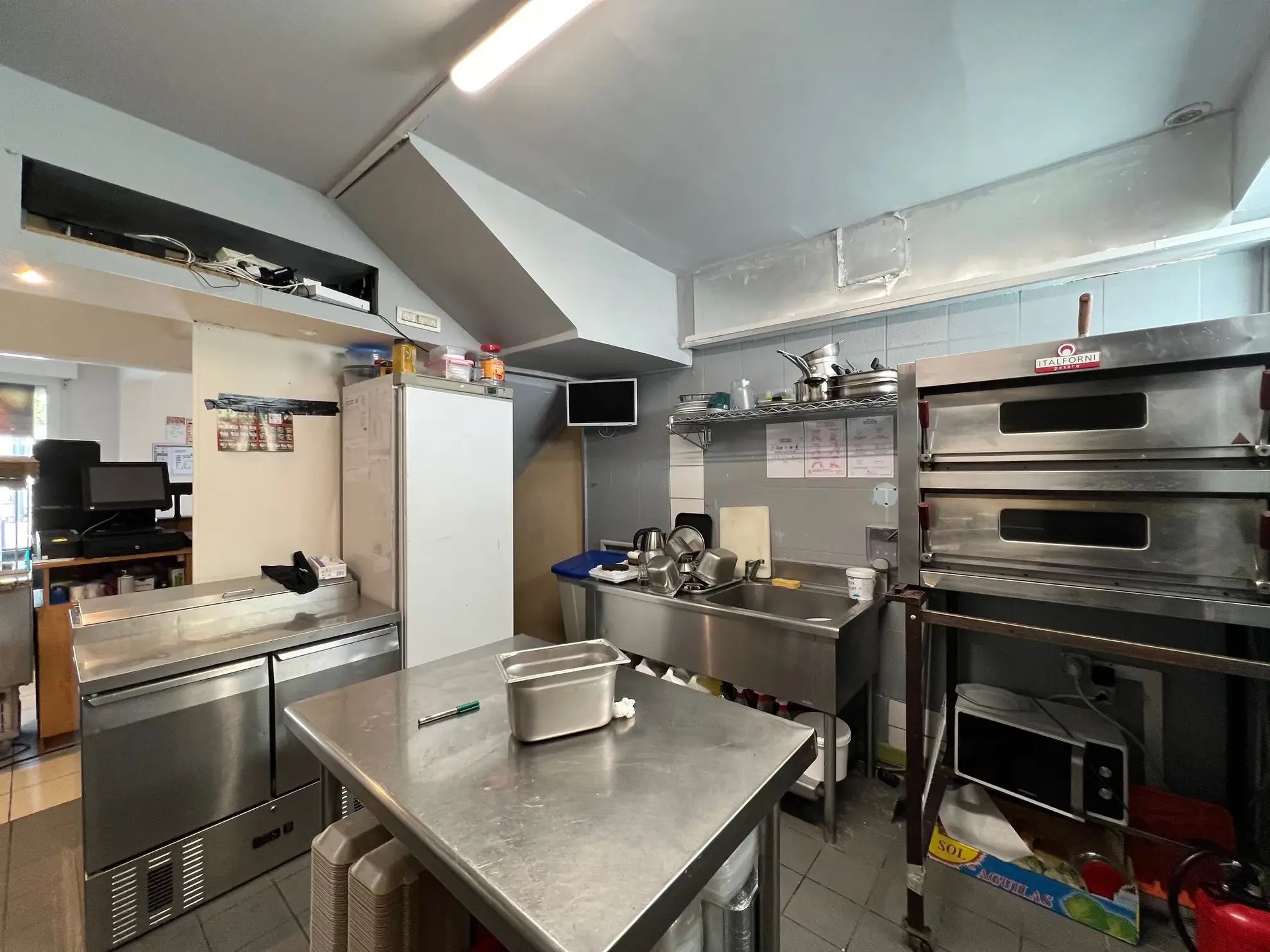 Fonds de commerce restauration à Abbeville face lycée, matériel en bon état 